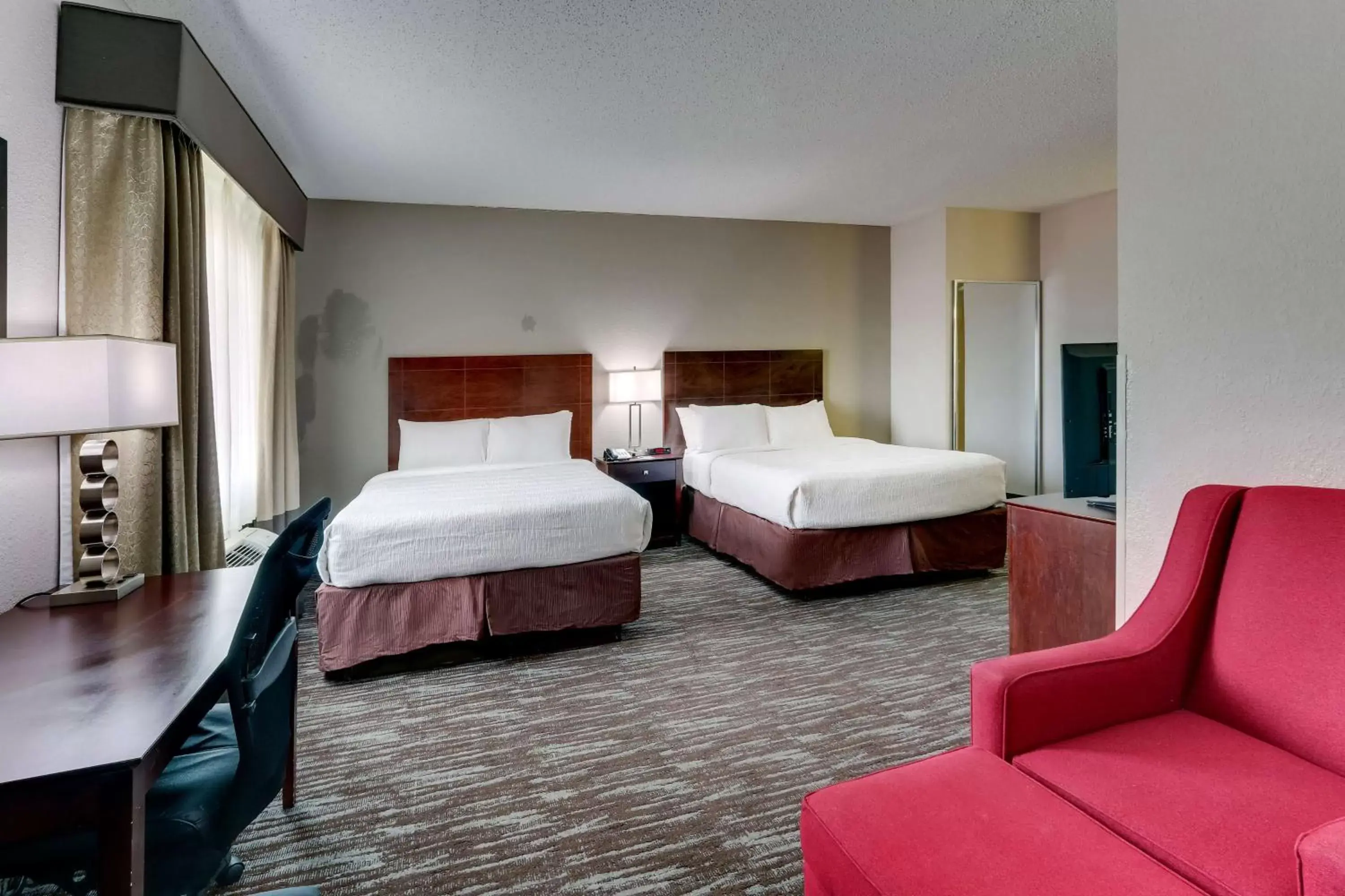 Photo of the whole room, Bed in Best Western PLUS University Inn & Suites