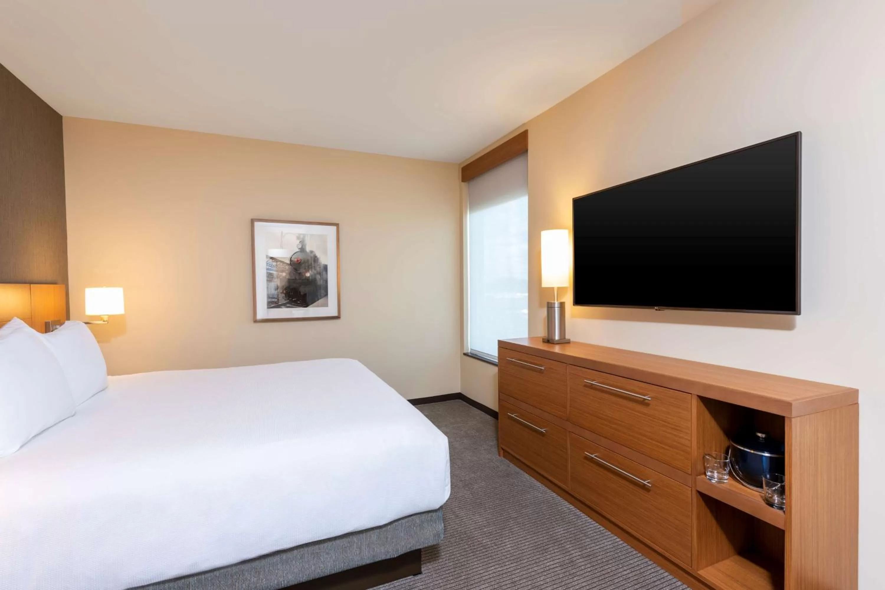 Photo of the whole room, Bed in Hyatt Place Flint/Grand Blanc