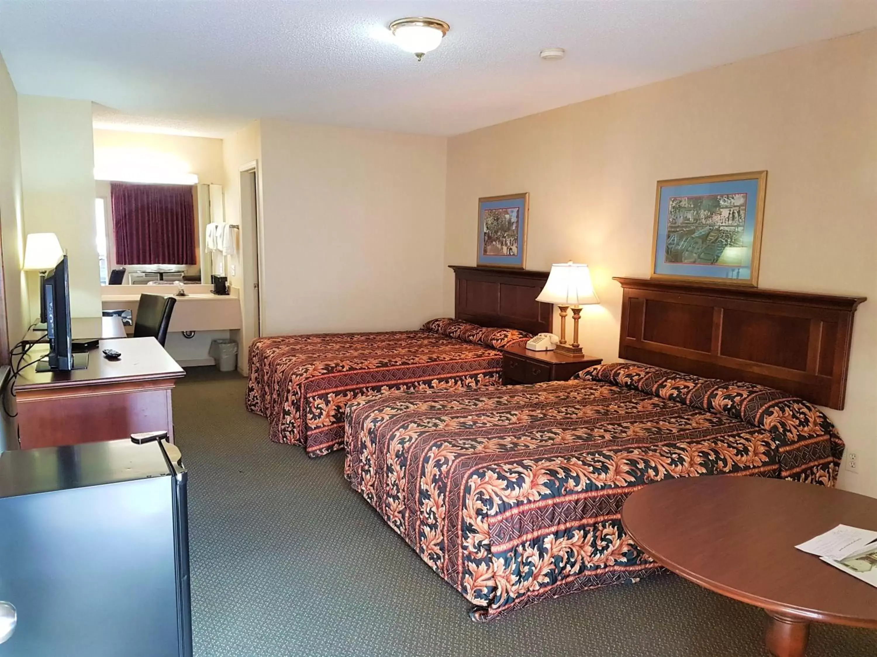 Photo of the whole room, Bed in Swiss Village Inn