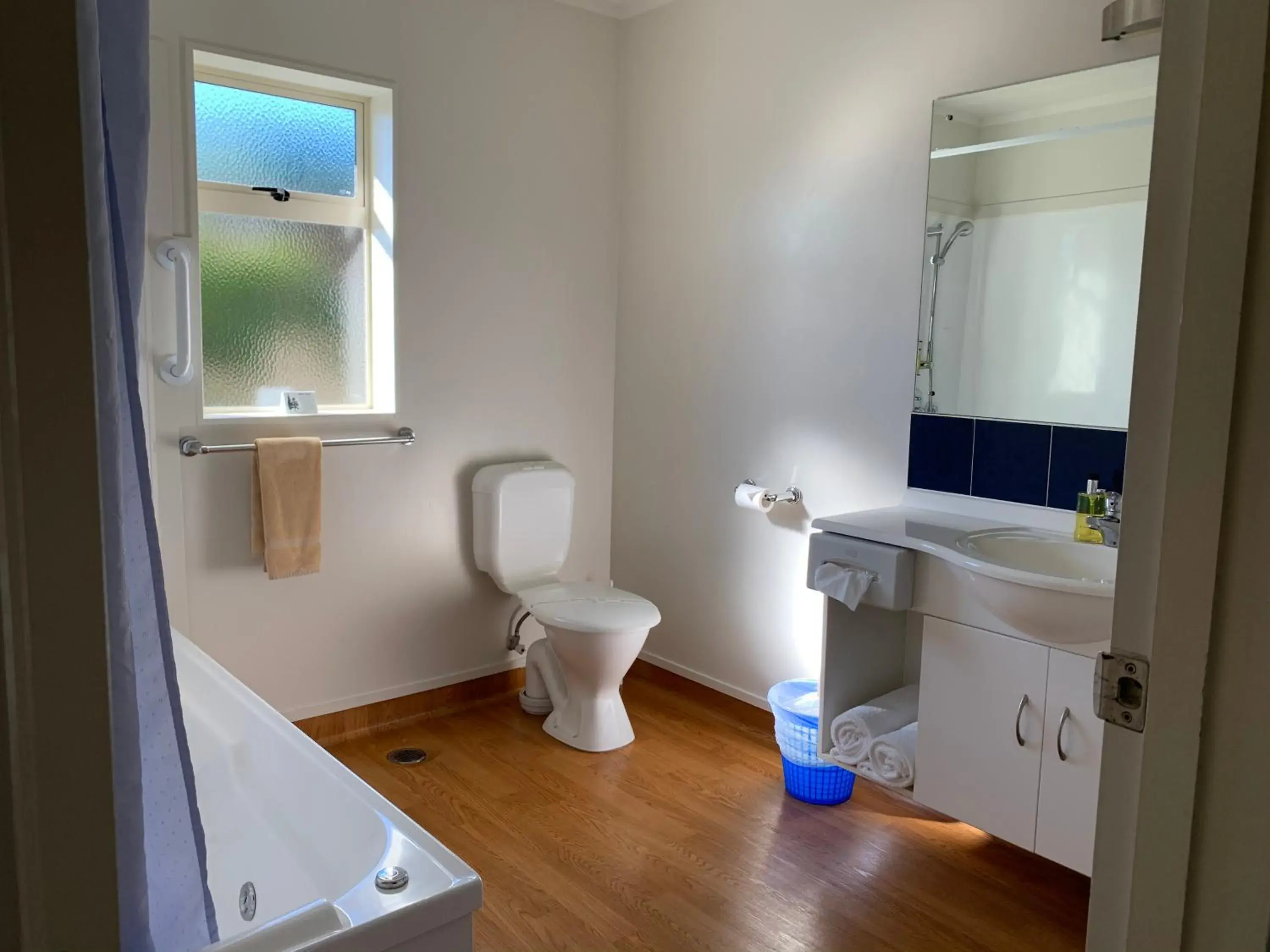 Toilet, Bathroom in Captain Cook Motor Lodge