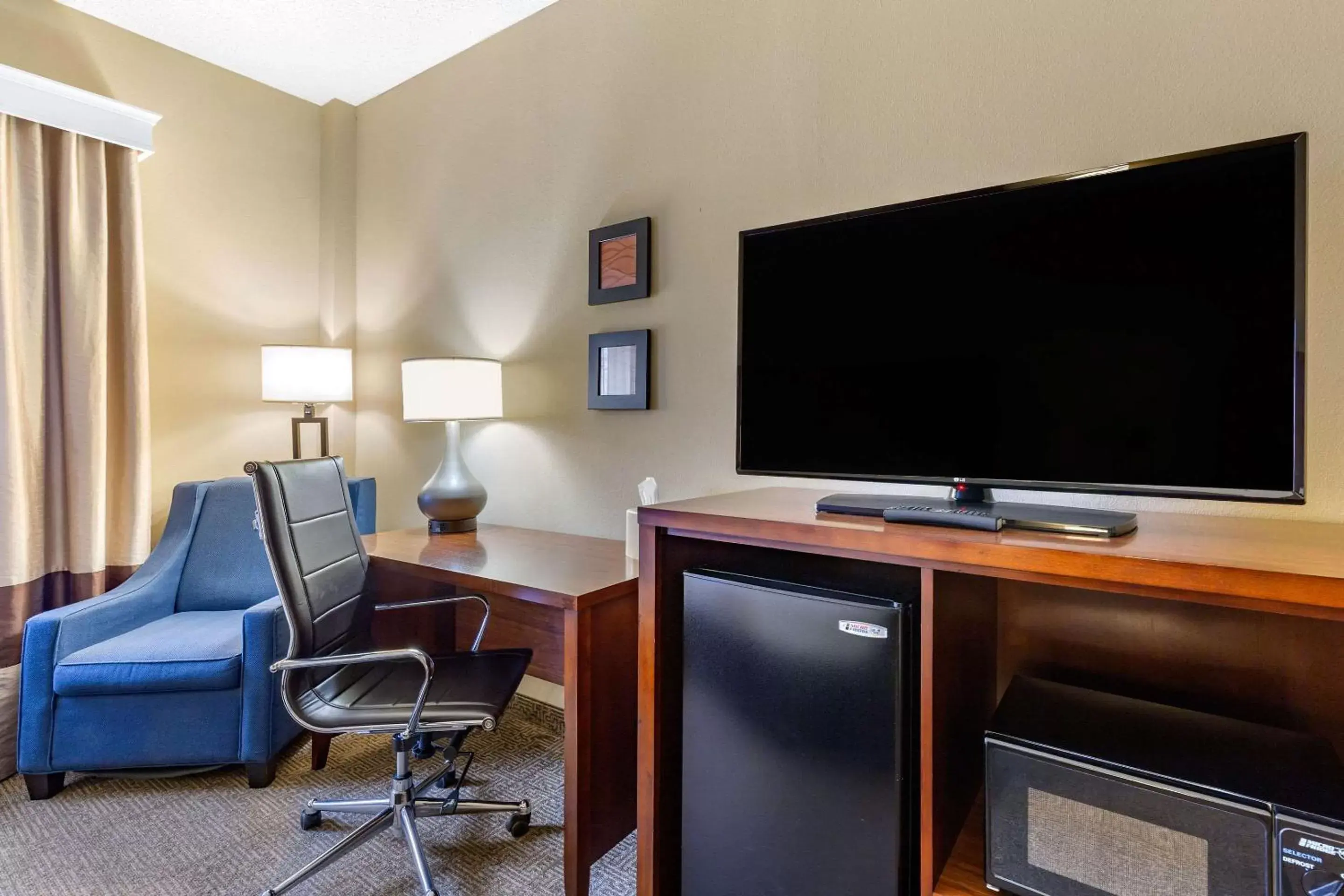 Photo of the whole room, TV/Entertainment Center in Comfort Inn Martinsburg