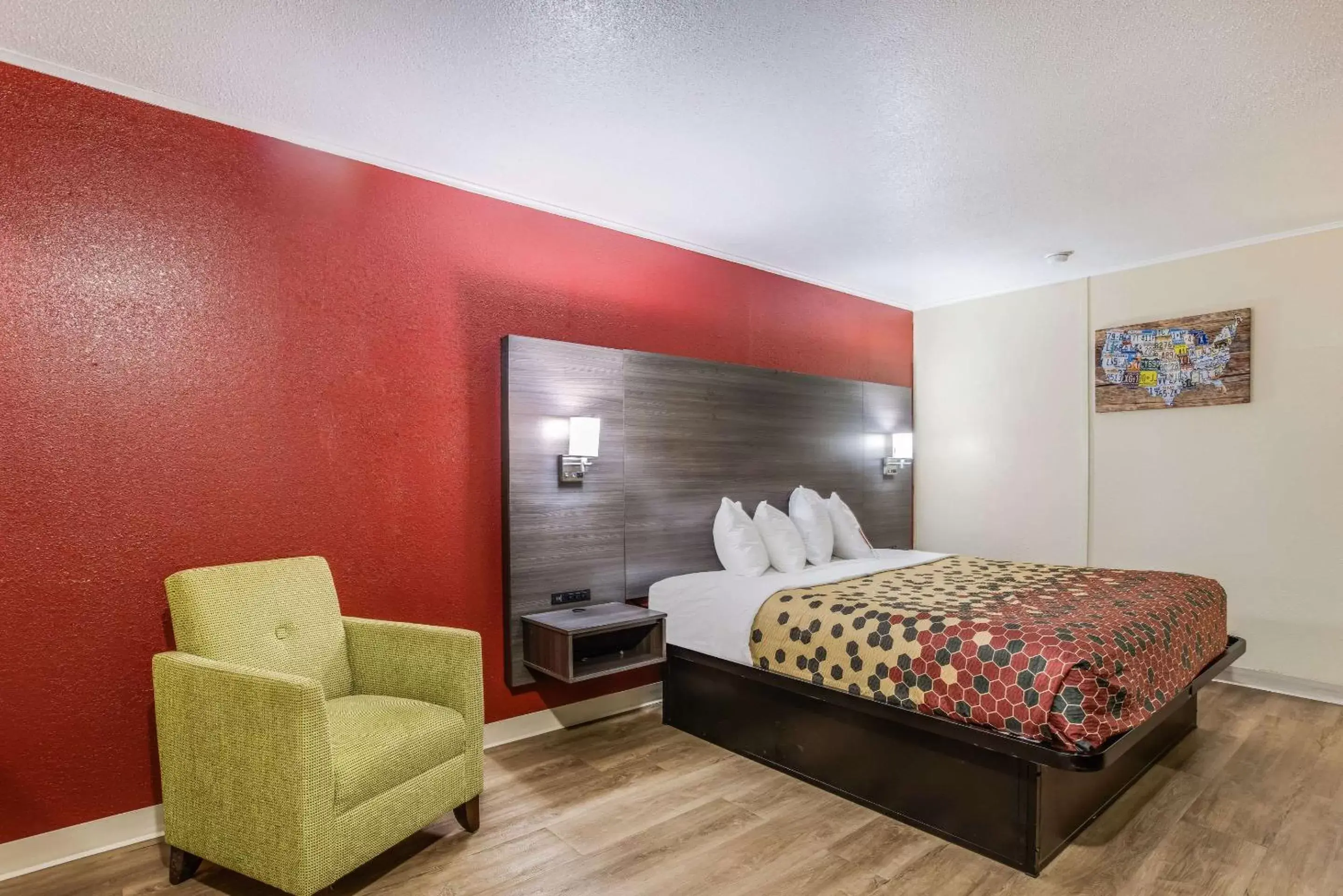 Photo of the whole room, Bed in Econo Lodge Garden City