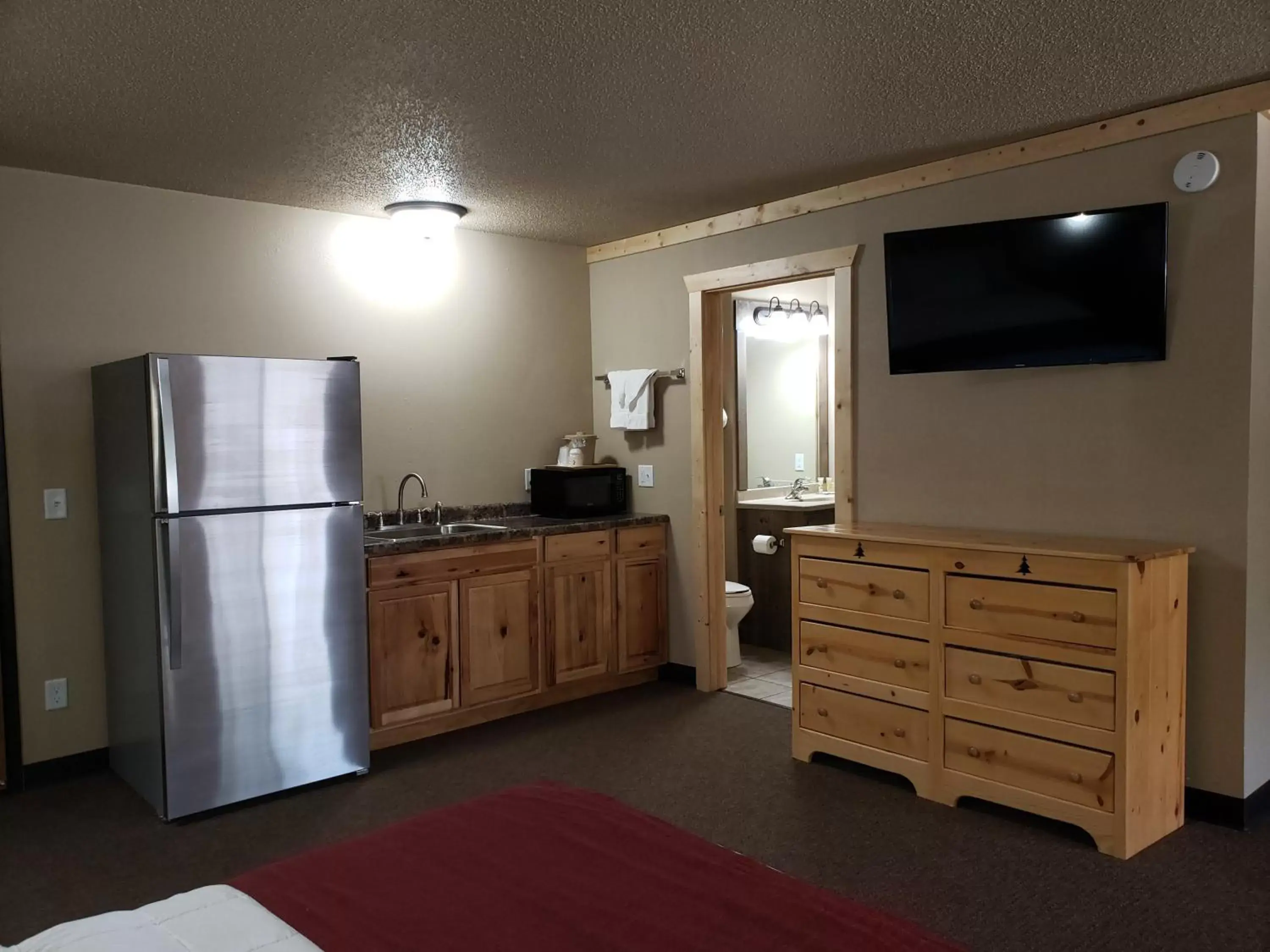 Kitchen or kitchenette, TV/Entertainment Center in Woodside Dells Hotel & Suites