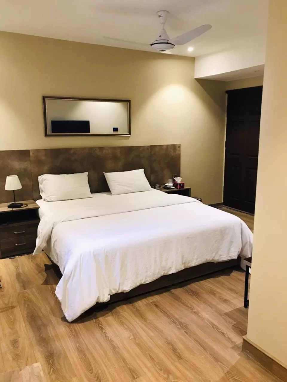 Bedroom, Bed in Hamsun Shahrah-e-Faisal