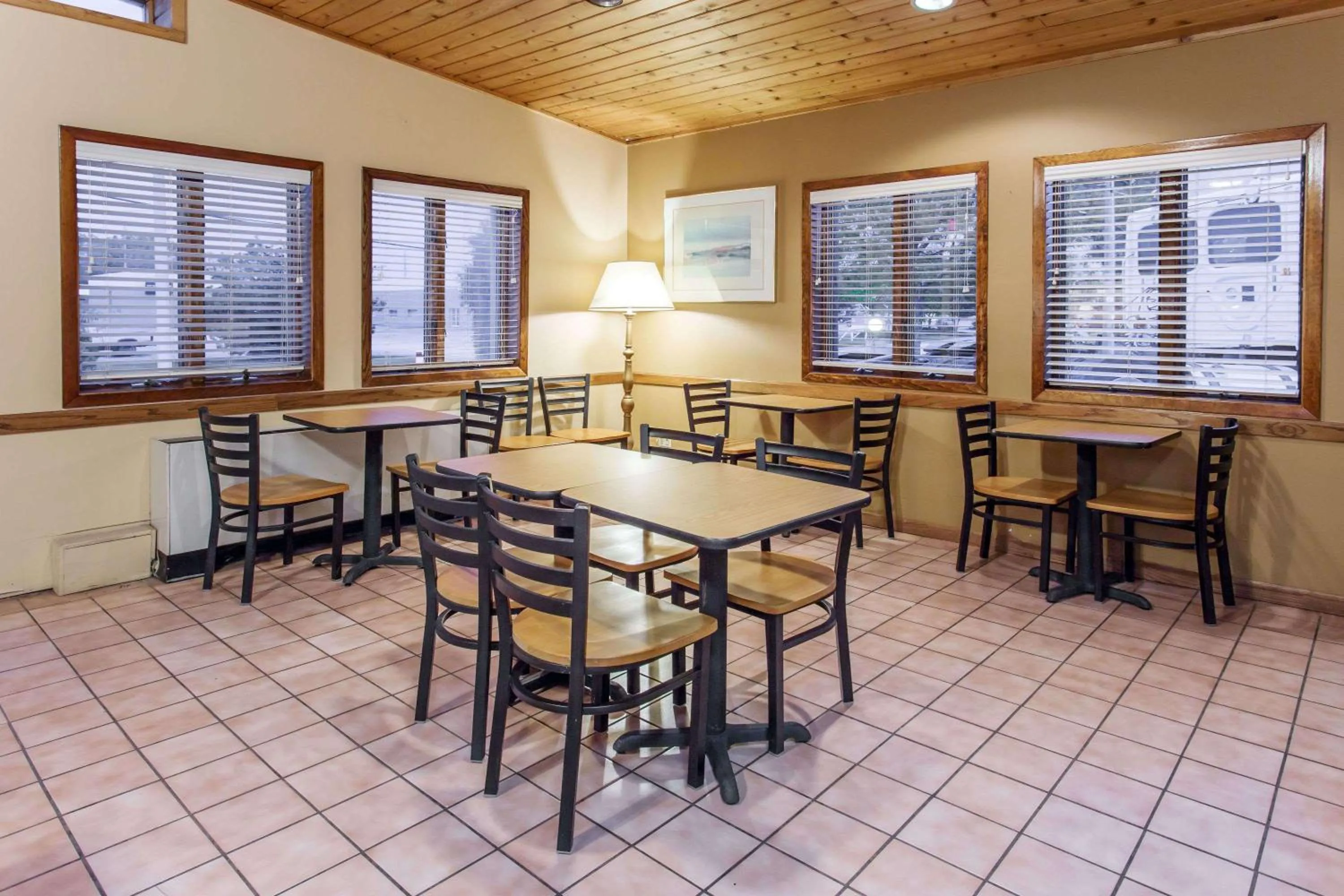 Restaurant/places to eat in Days Inn by Wyndham West Allis/Milwaukee