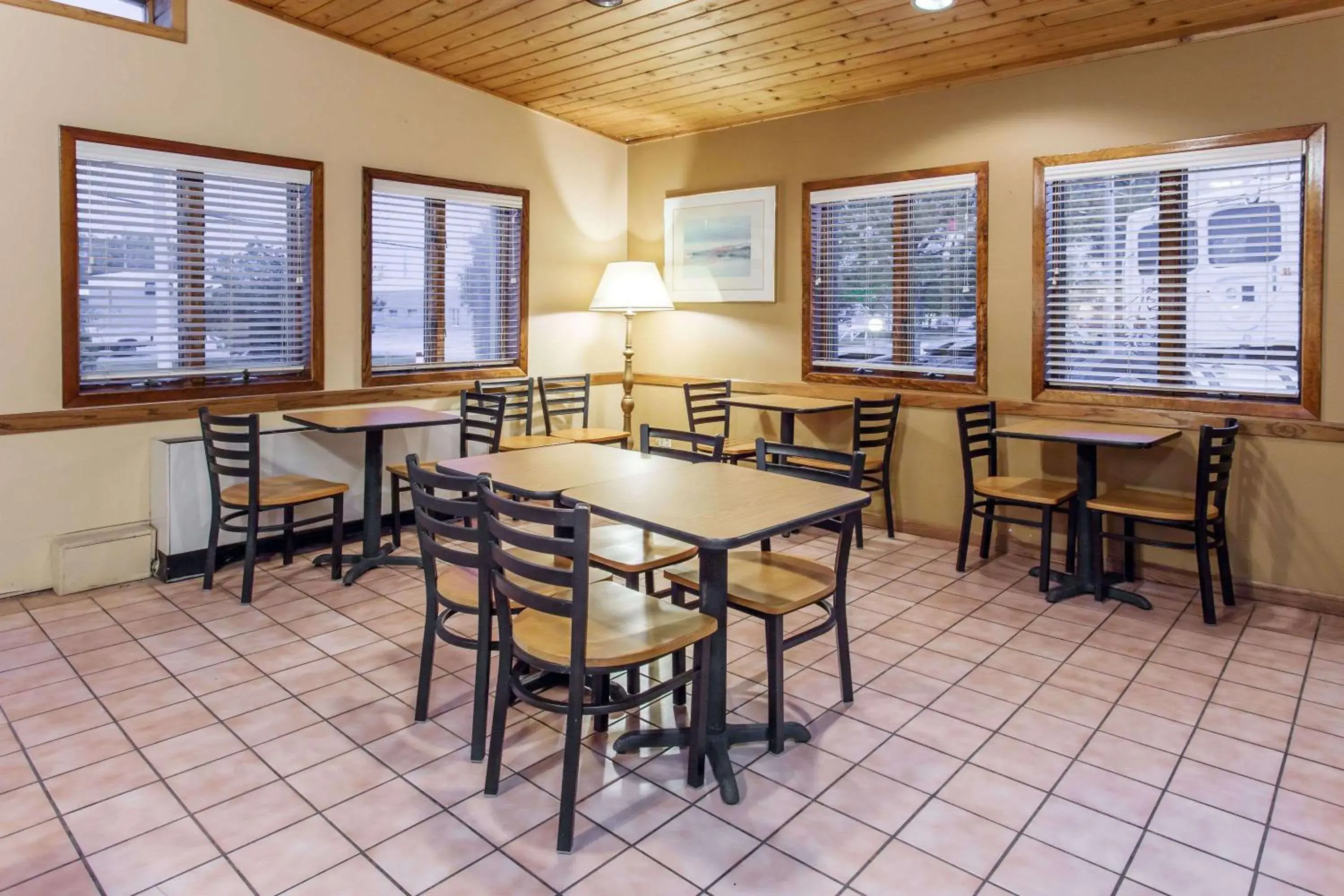 Restaurant/Places to Eat in Days Inn by Wyndham West Allis/Milwaukee