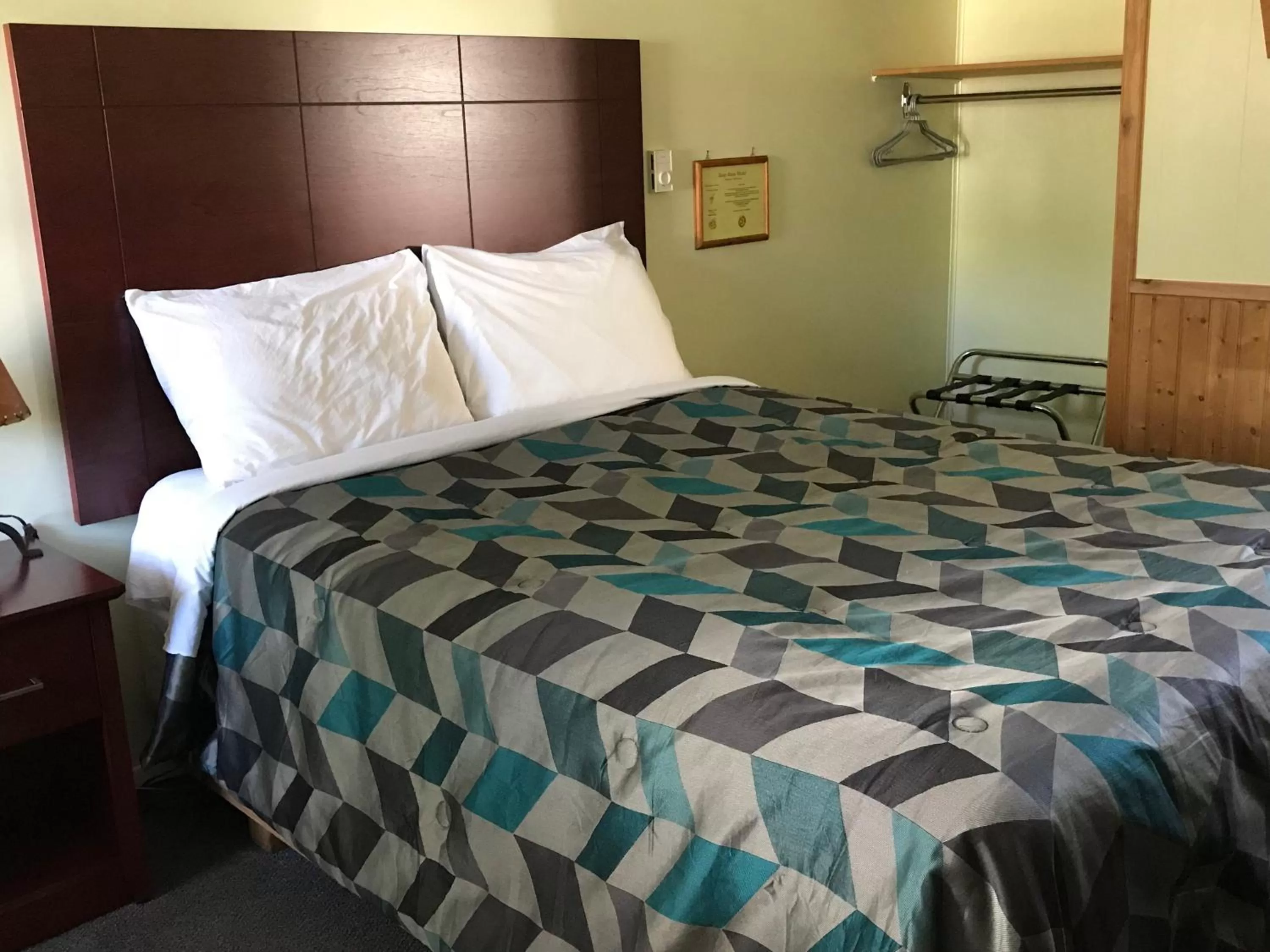 Bed in Deep River Motel