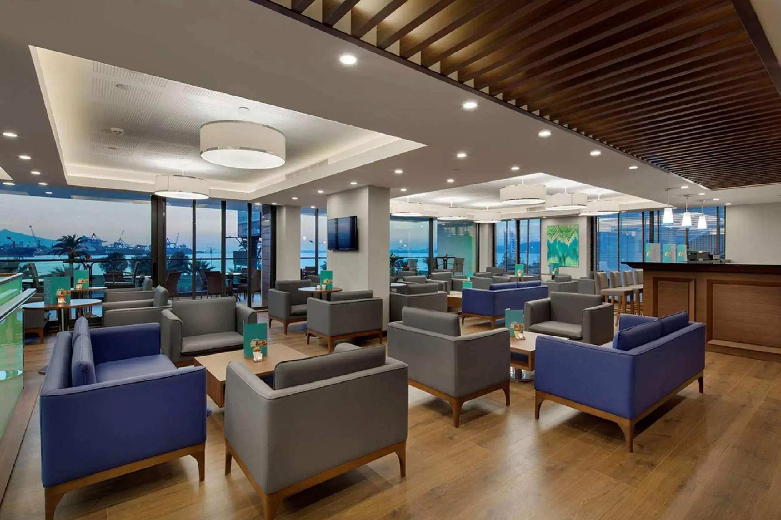 Lounge or bar in Hilton Garden Inn Izmir Bayrakli