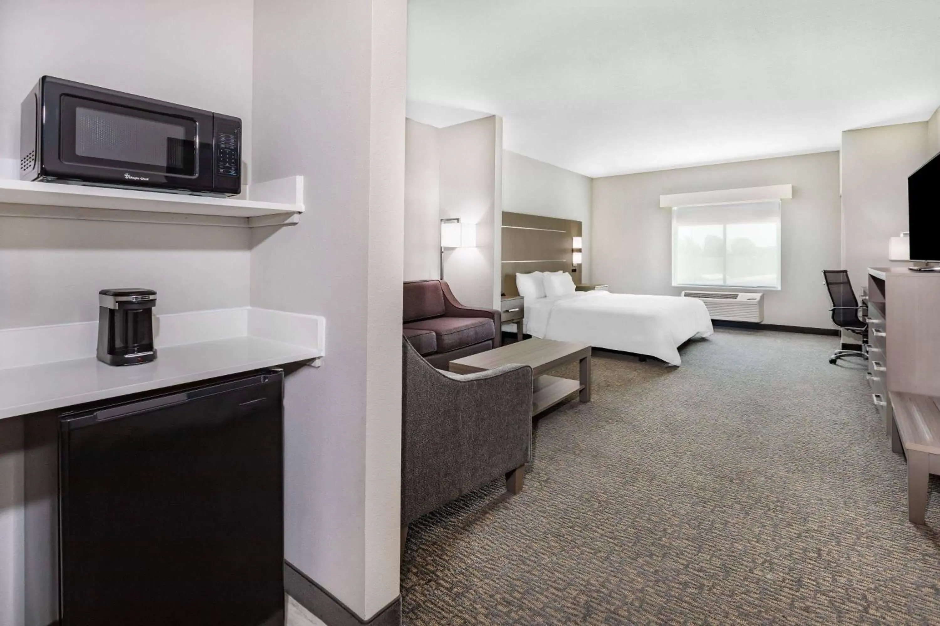 Bed in La Quinta Inn & Suites by Wyndham Jackson-Cape Girardeau