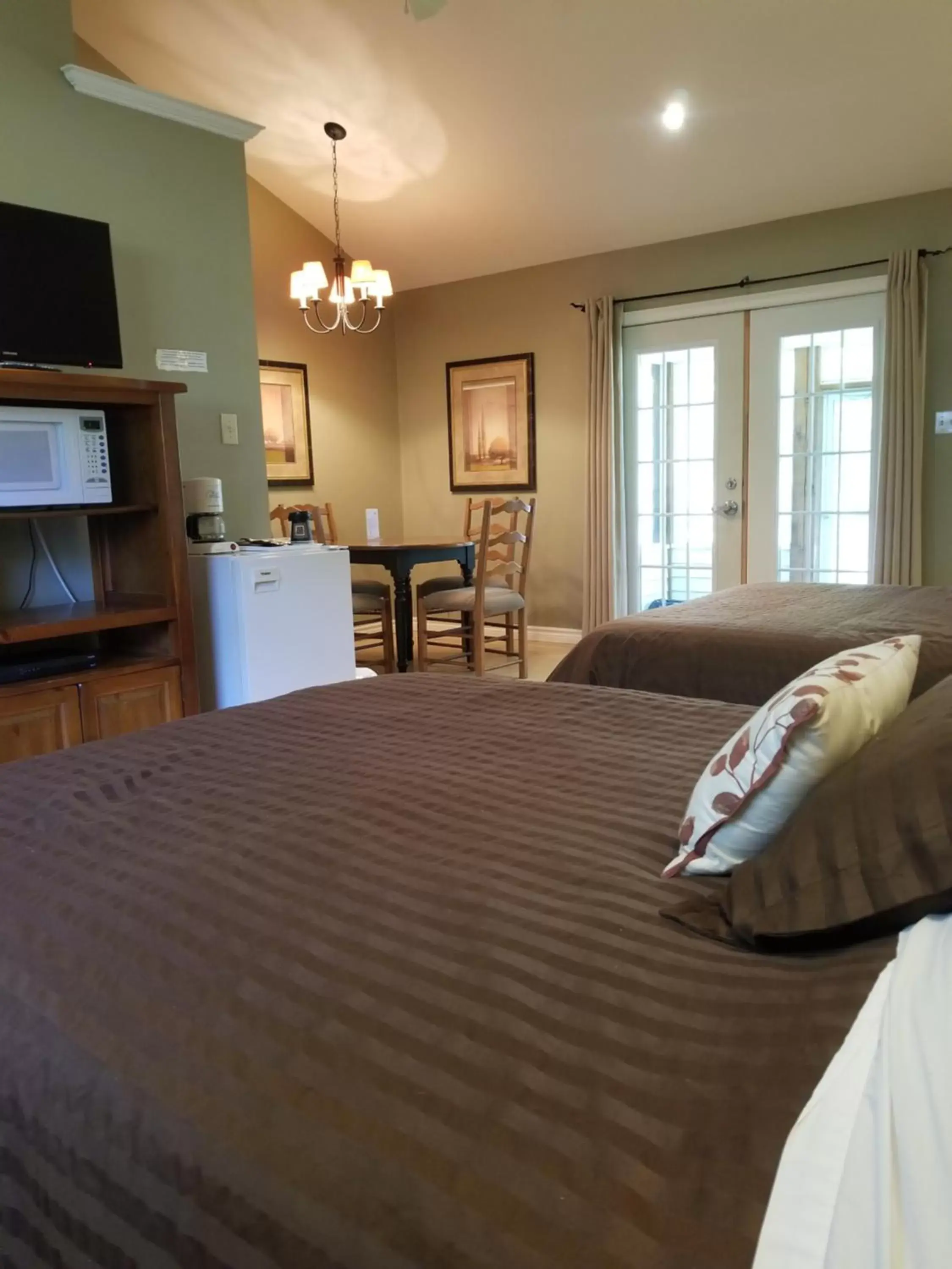 Bedroom, Bed in Burleigh Falls Inn