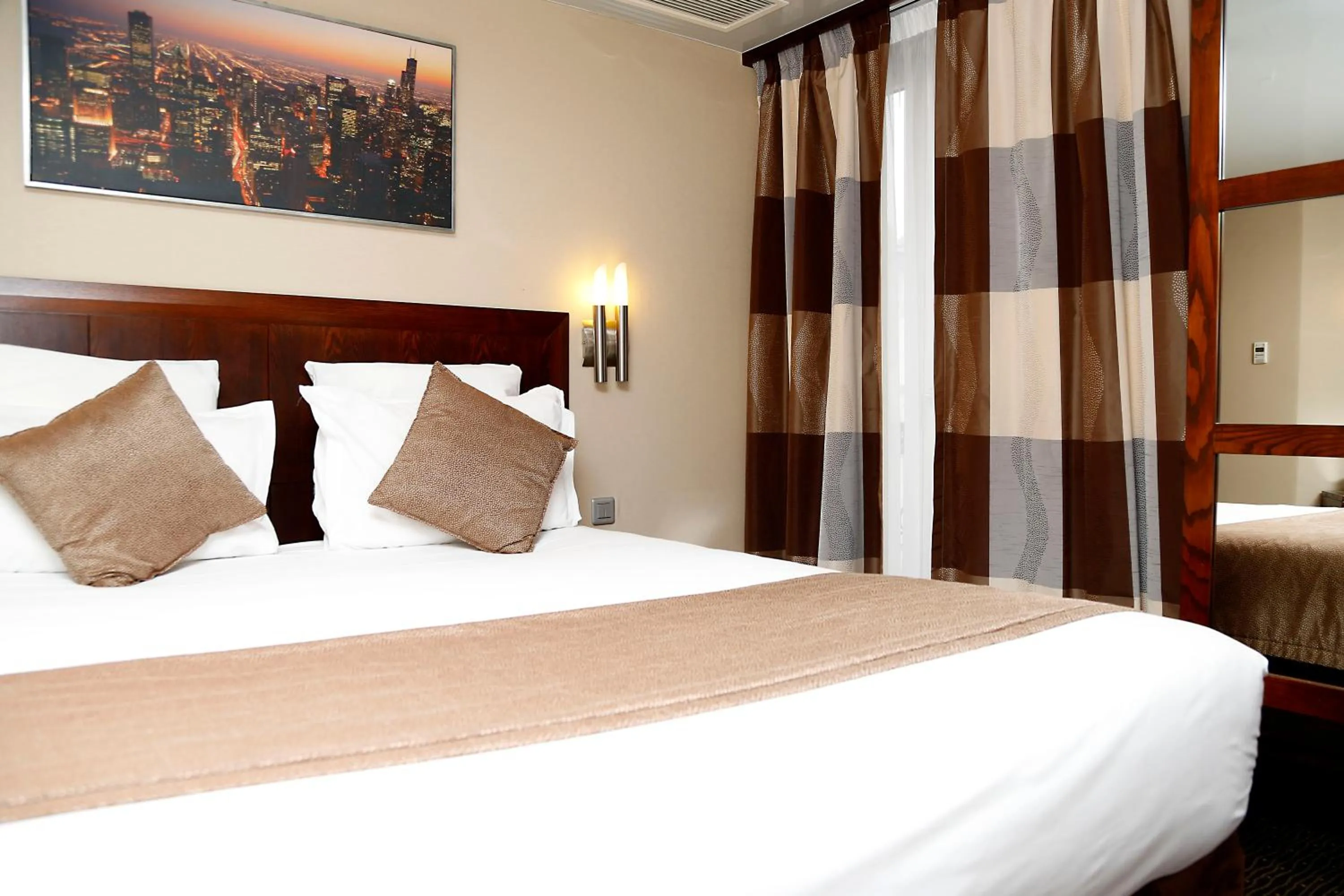 Bedroom, Bed in Grand Hotel Francais