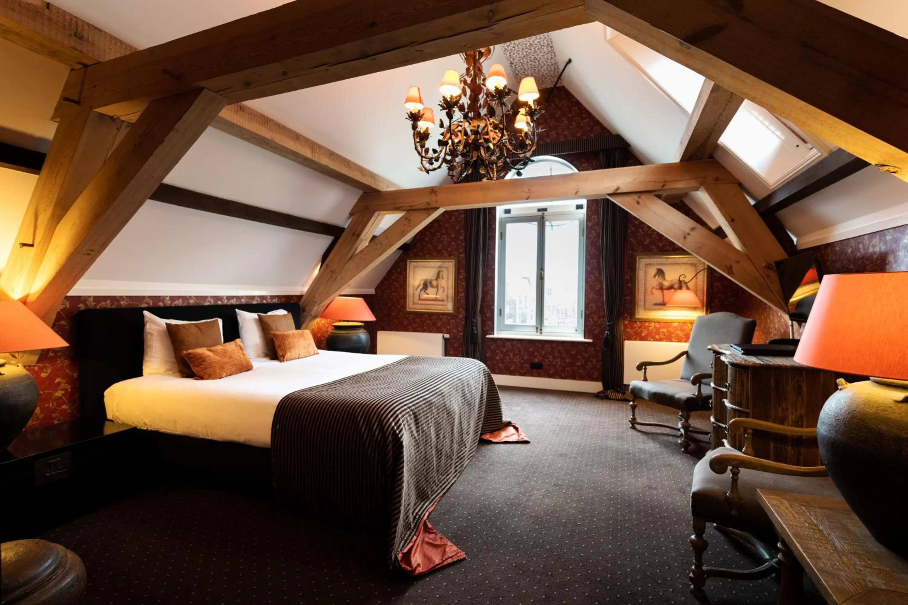 Bed in Grand Boutique Hotel-Restaurant Huis Vermeer