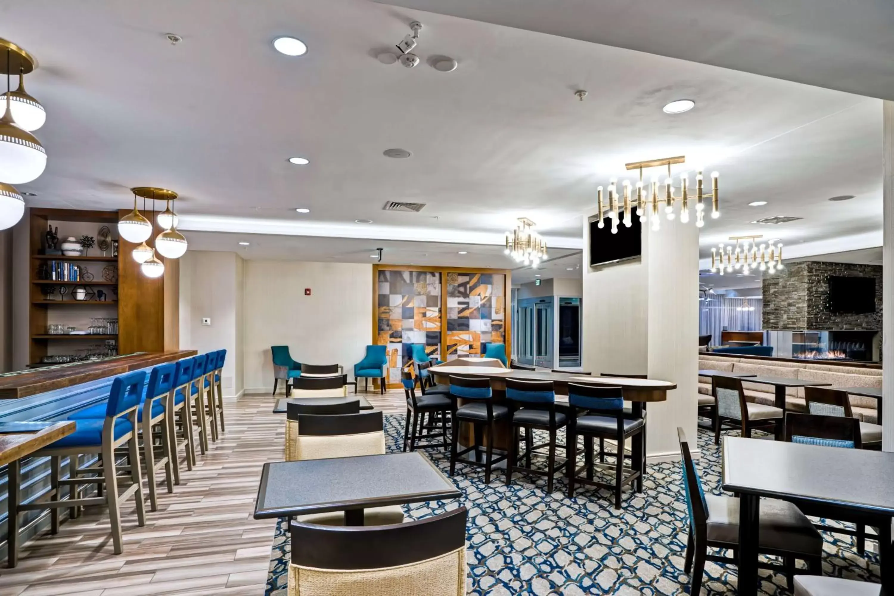 Dining area, Lounge/Bar in Homewood Suites by Hilton Boston Brookline-Longwood Medical