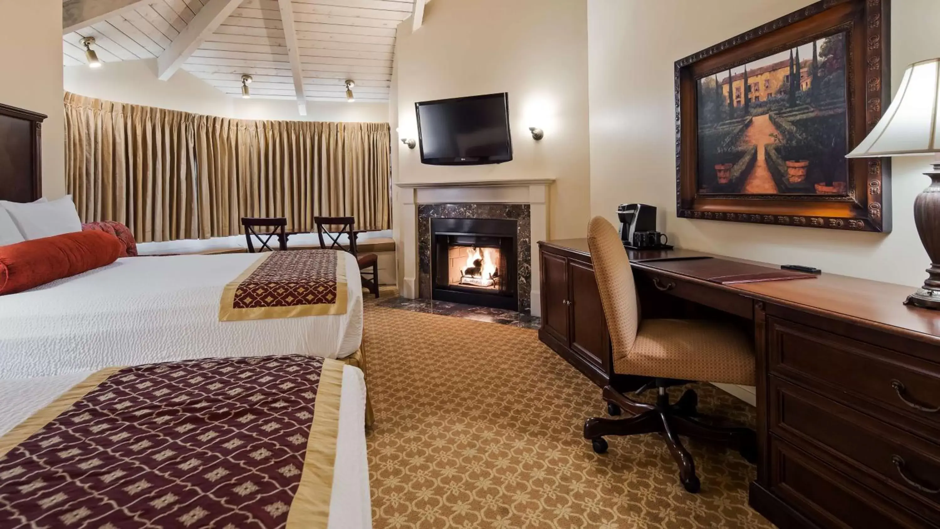 Photo of the whole room, TV/Entertainment Center in Victorian Inn