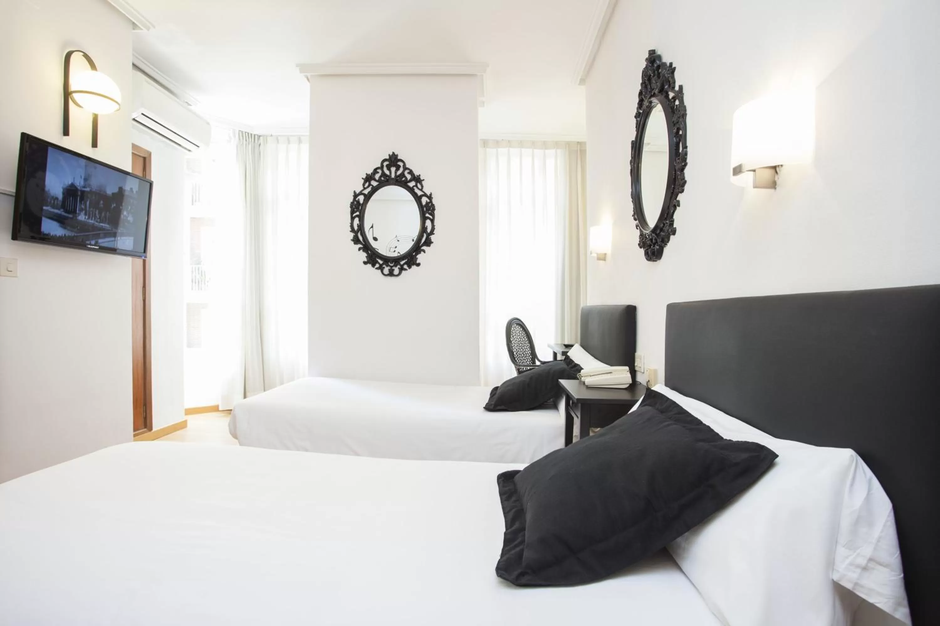 Bedroom, Bed in Hotel Valencia de la Música