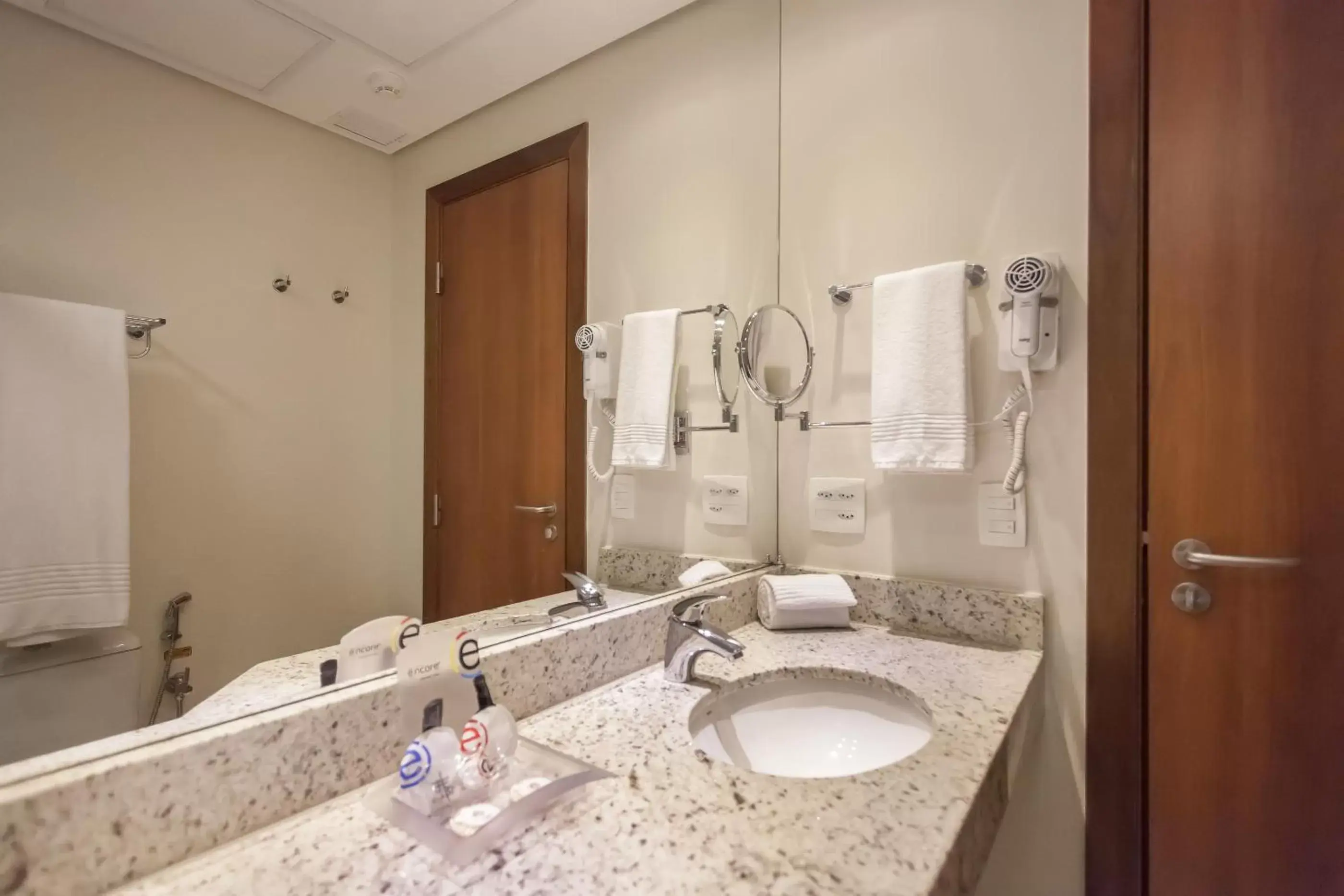 Superior Triplo Twin – 3 single beds in eSuites Virgínia Luxemburgo Superior Triplo Twin – 3 single beds in eSuites Virgínia Luxemburgo