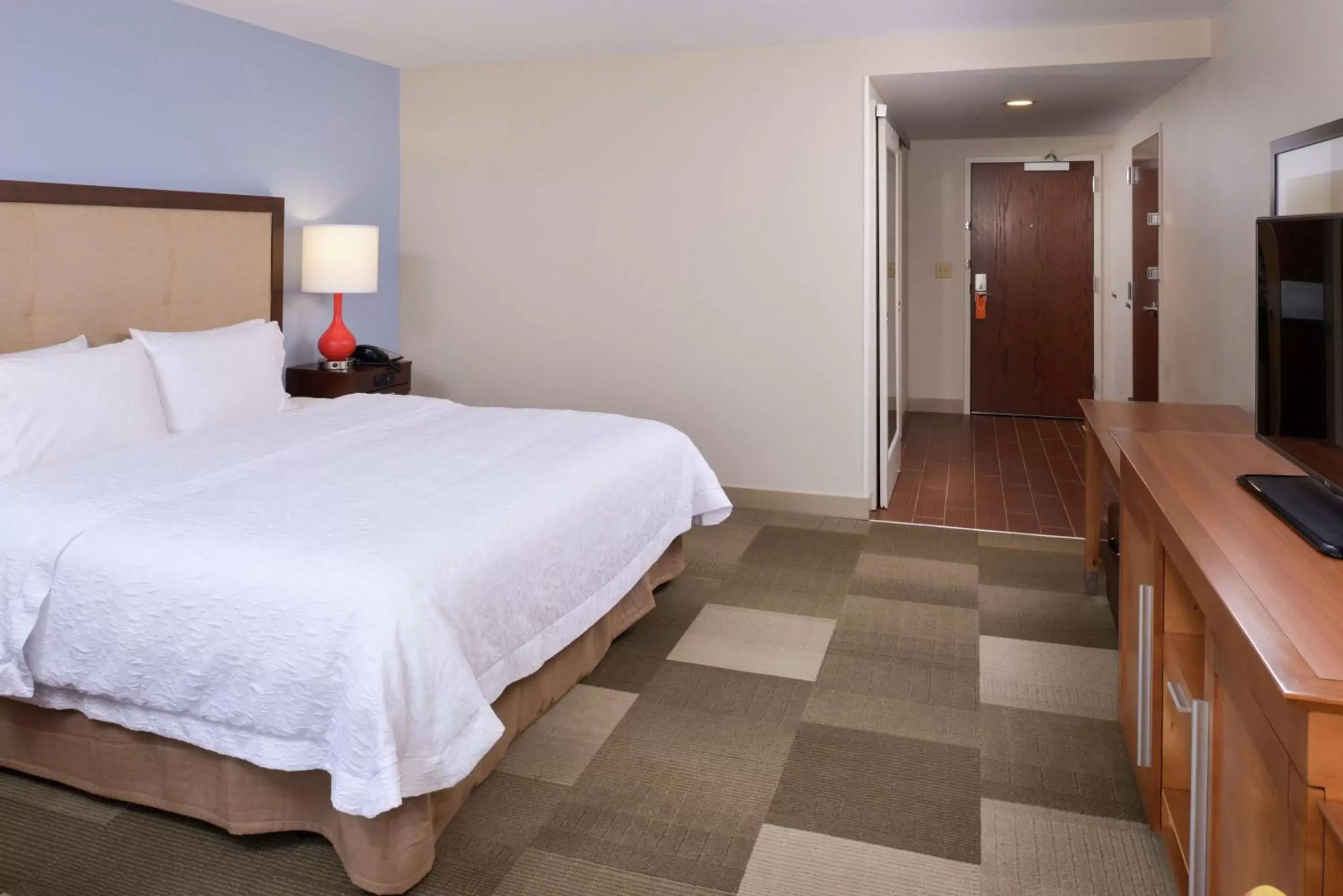 Bed in Hampton Inn & Suites by Hilton Lonoke