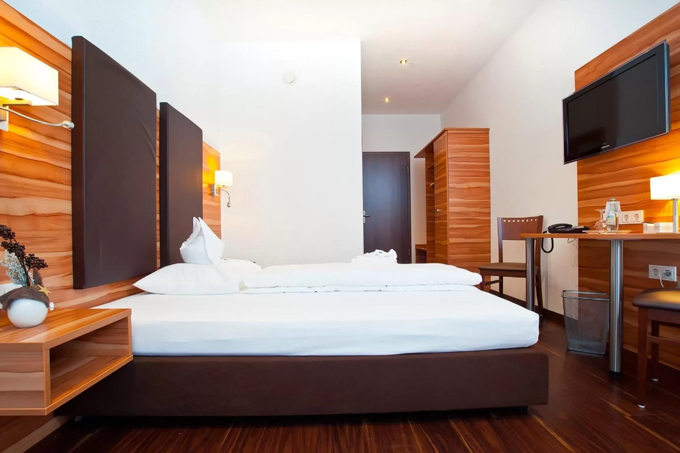 Single Room with Bathroom in Hotel-Renner