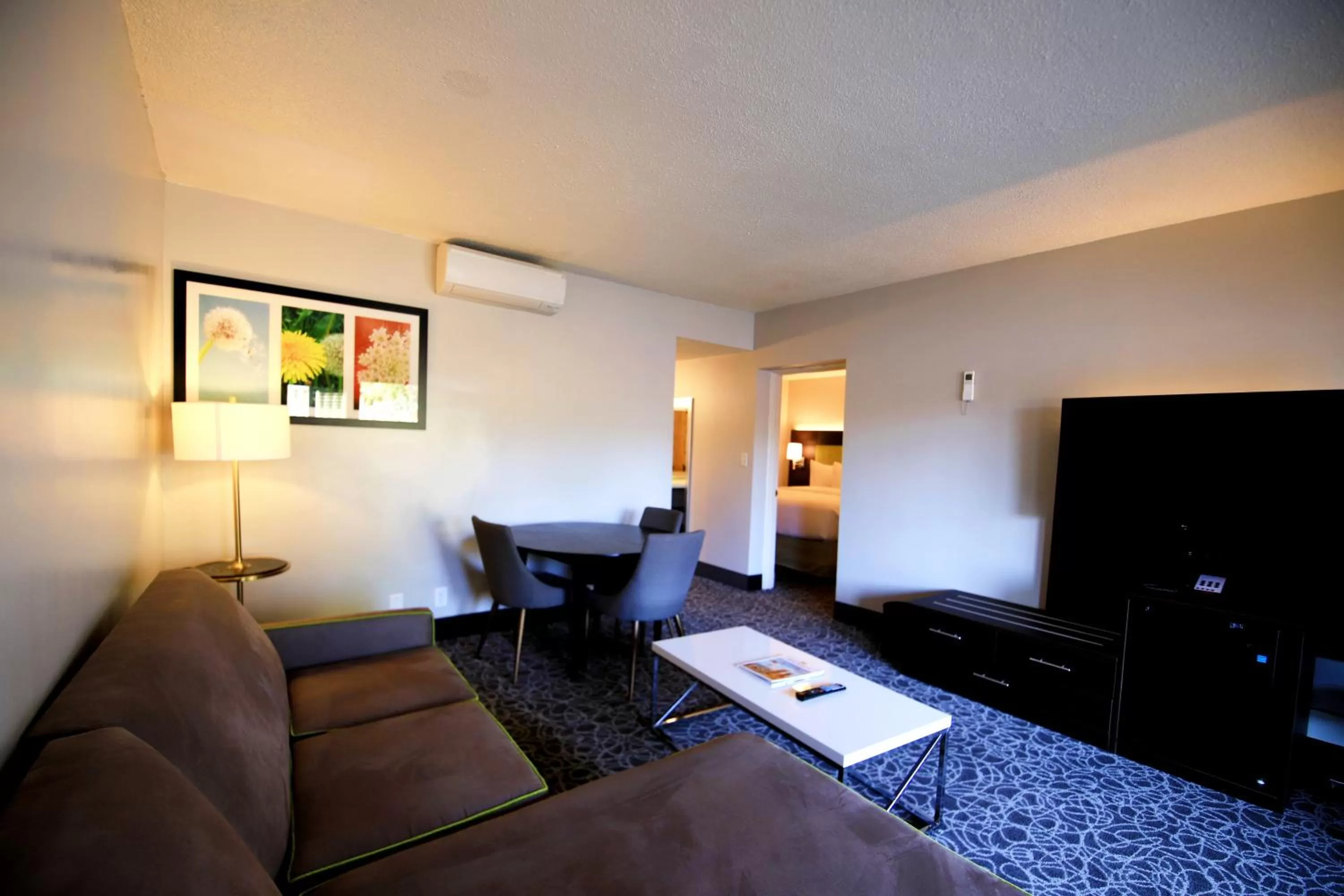 Living room in El Sendero Inn, an Ascend Collection Hotel