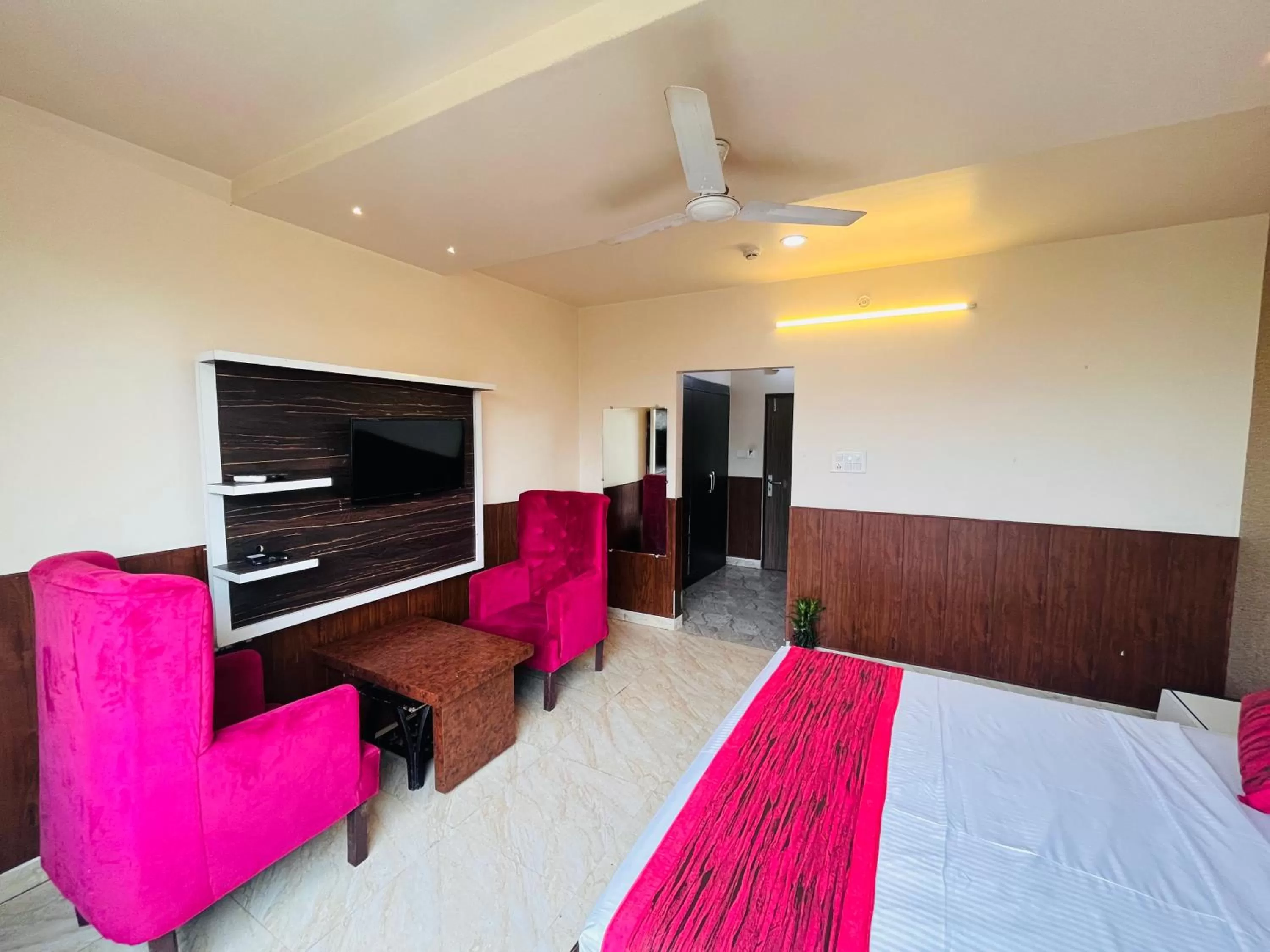 Bed, TV/Entertainment Center in Hotel The Leaf - Gomti Nagar Lucknow