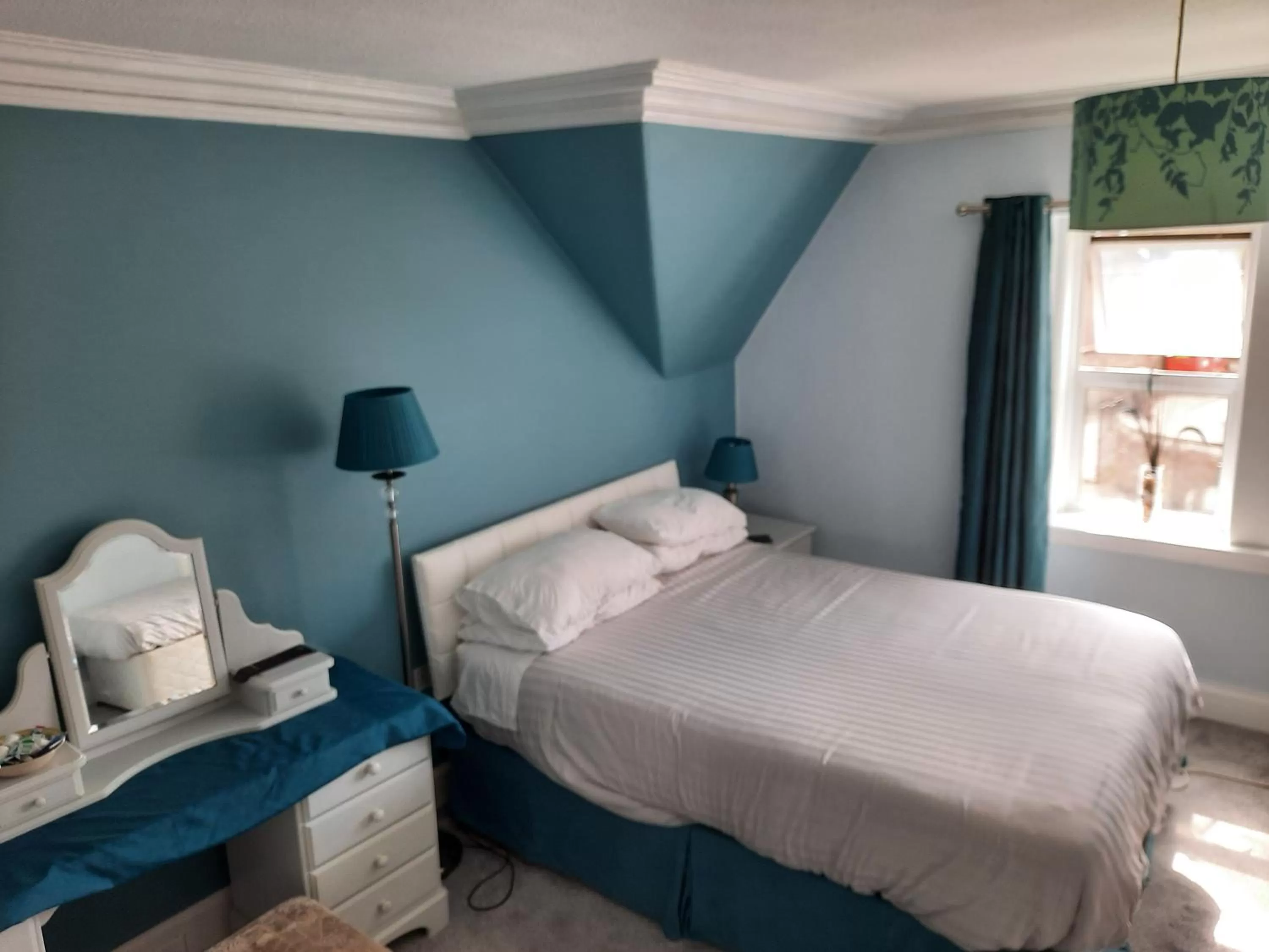 Bed in Jacobite Rose