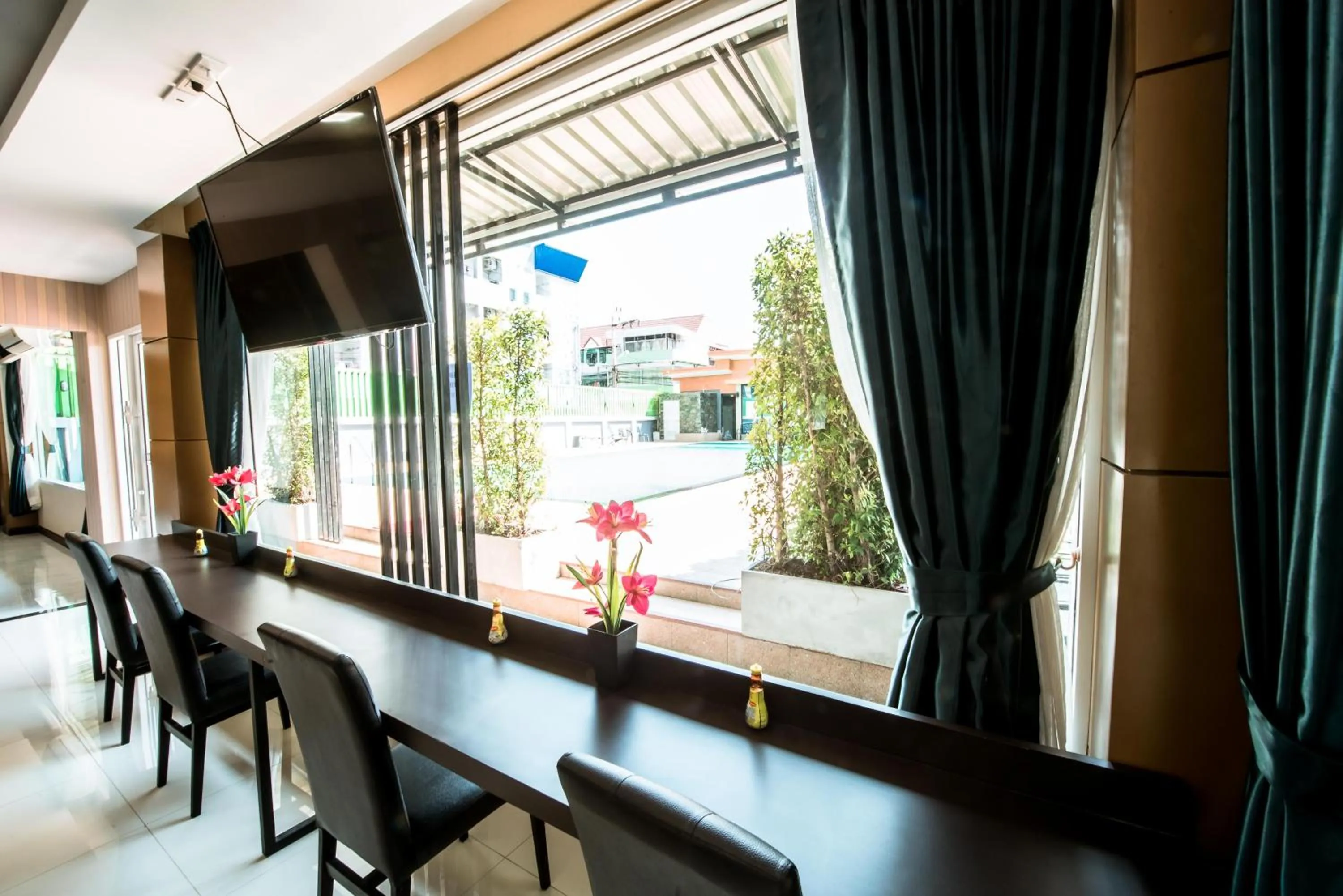 Restaurant/places to eat in Blue Sky Residence Airport