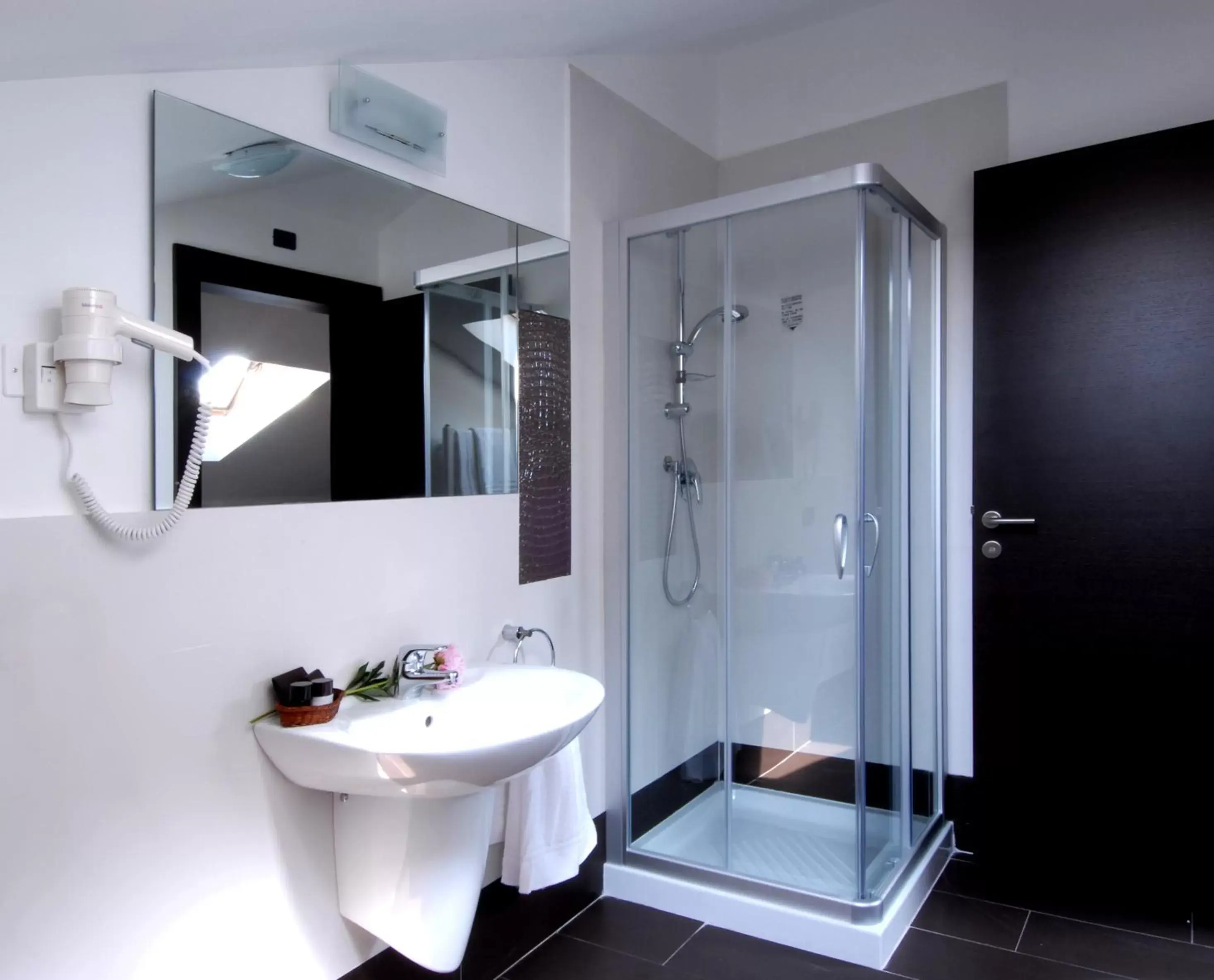 Shower, Bathroom in Hotel Villa Pannonia
