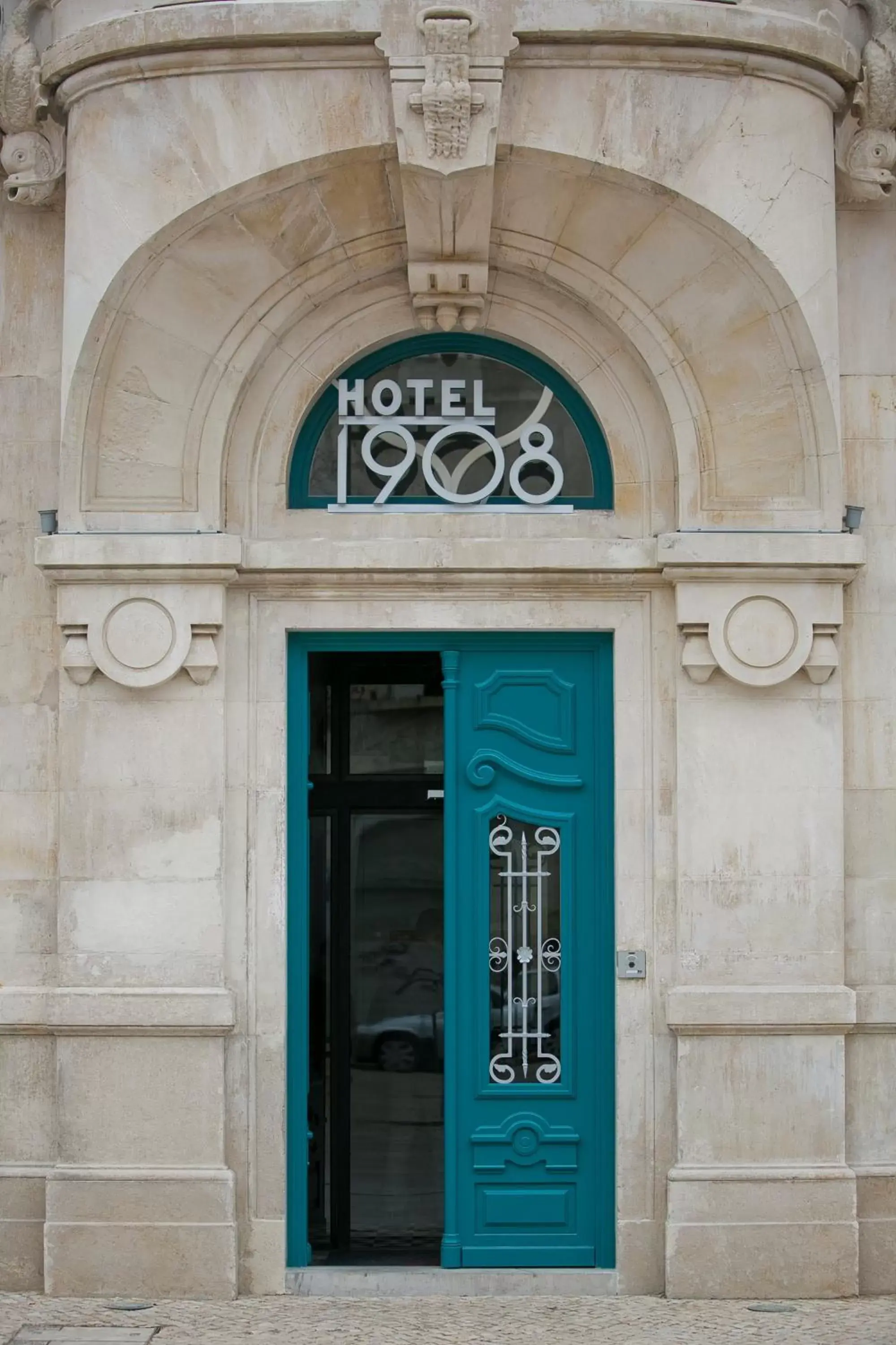 Facade/entrance in 1908 Lisboa Hotel
