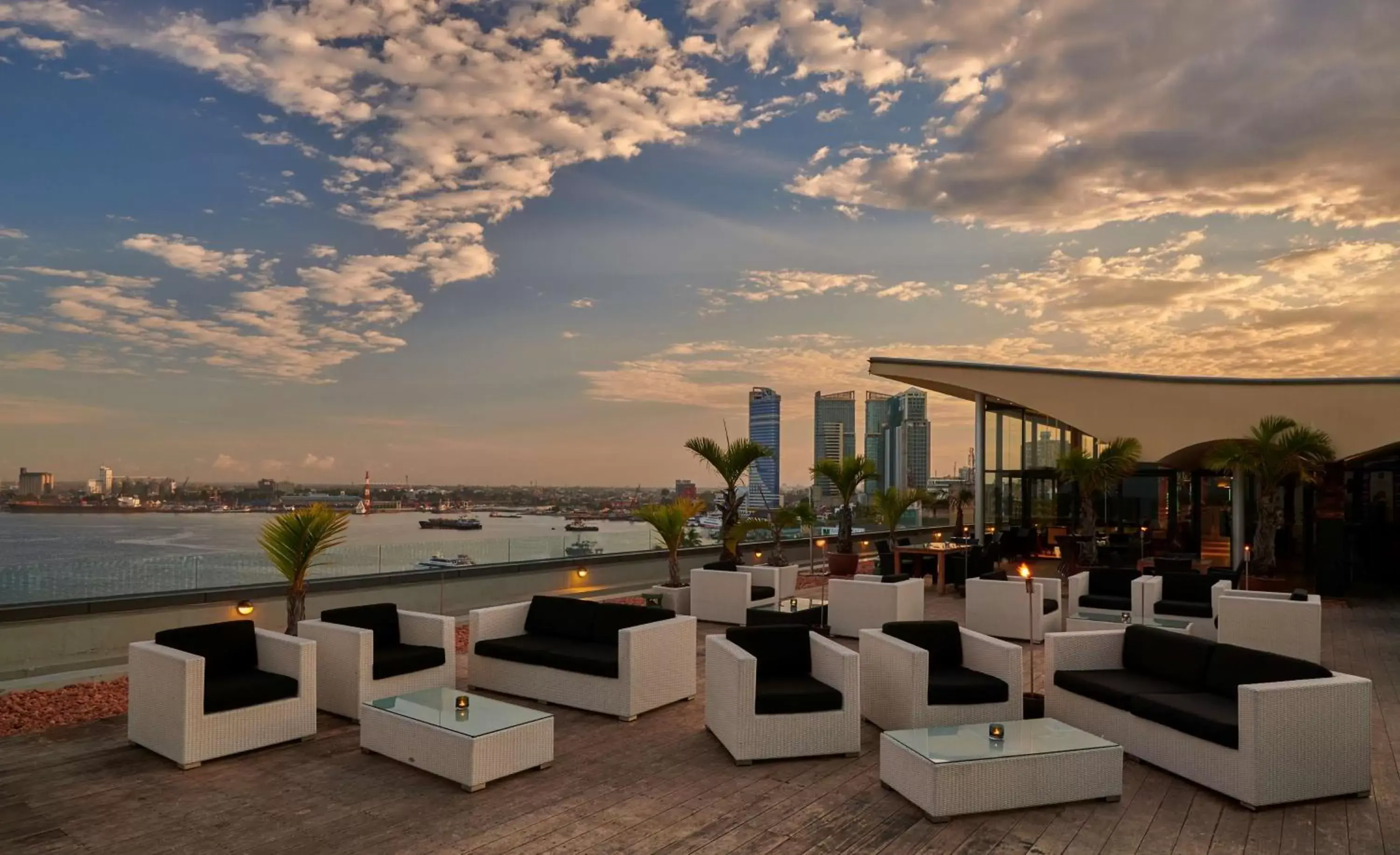 Lounge or bar in Hyatt Regency Dar es Salaam, The Kilimanjaro