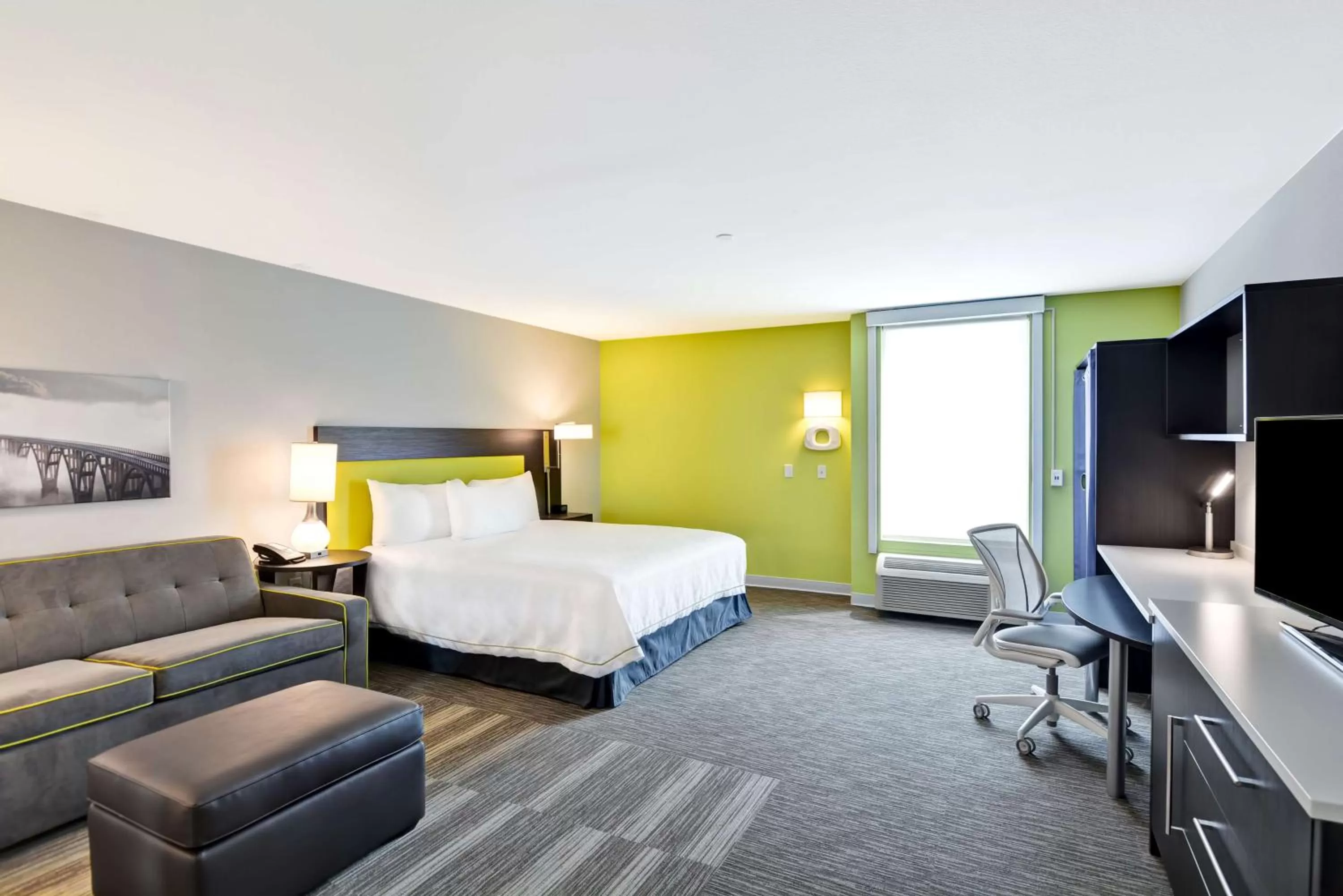 Living room, Bed in Home2 Suites Azusa