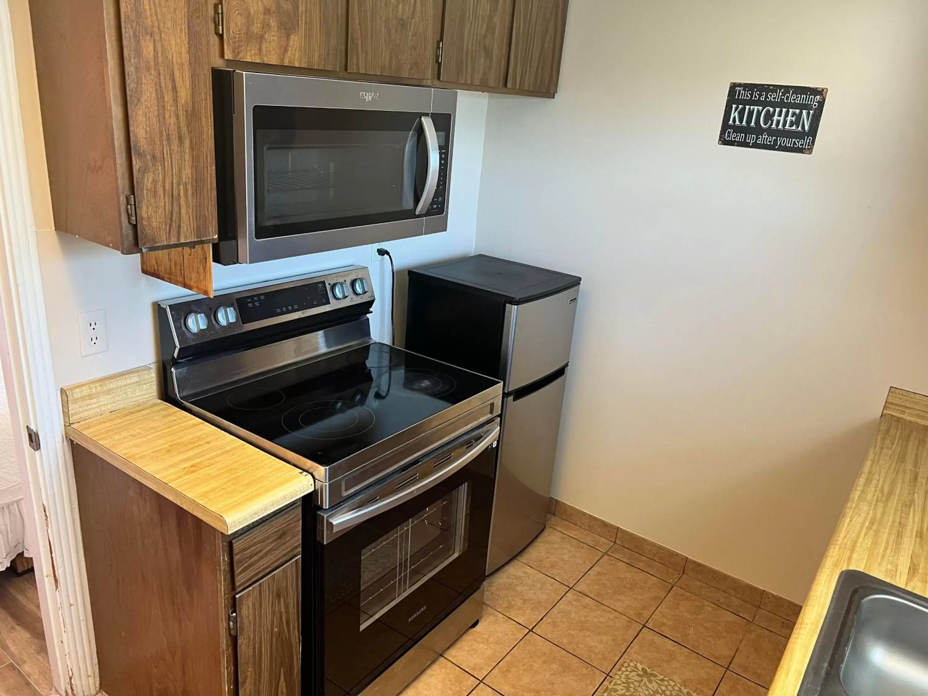 kitchen, TV/Entertainment Center in Great House Motel