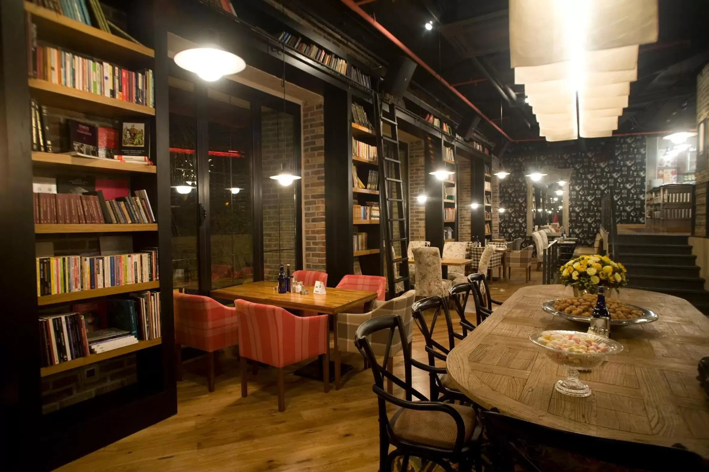 Restaurant/places to eat, Library in Tunel Residence