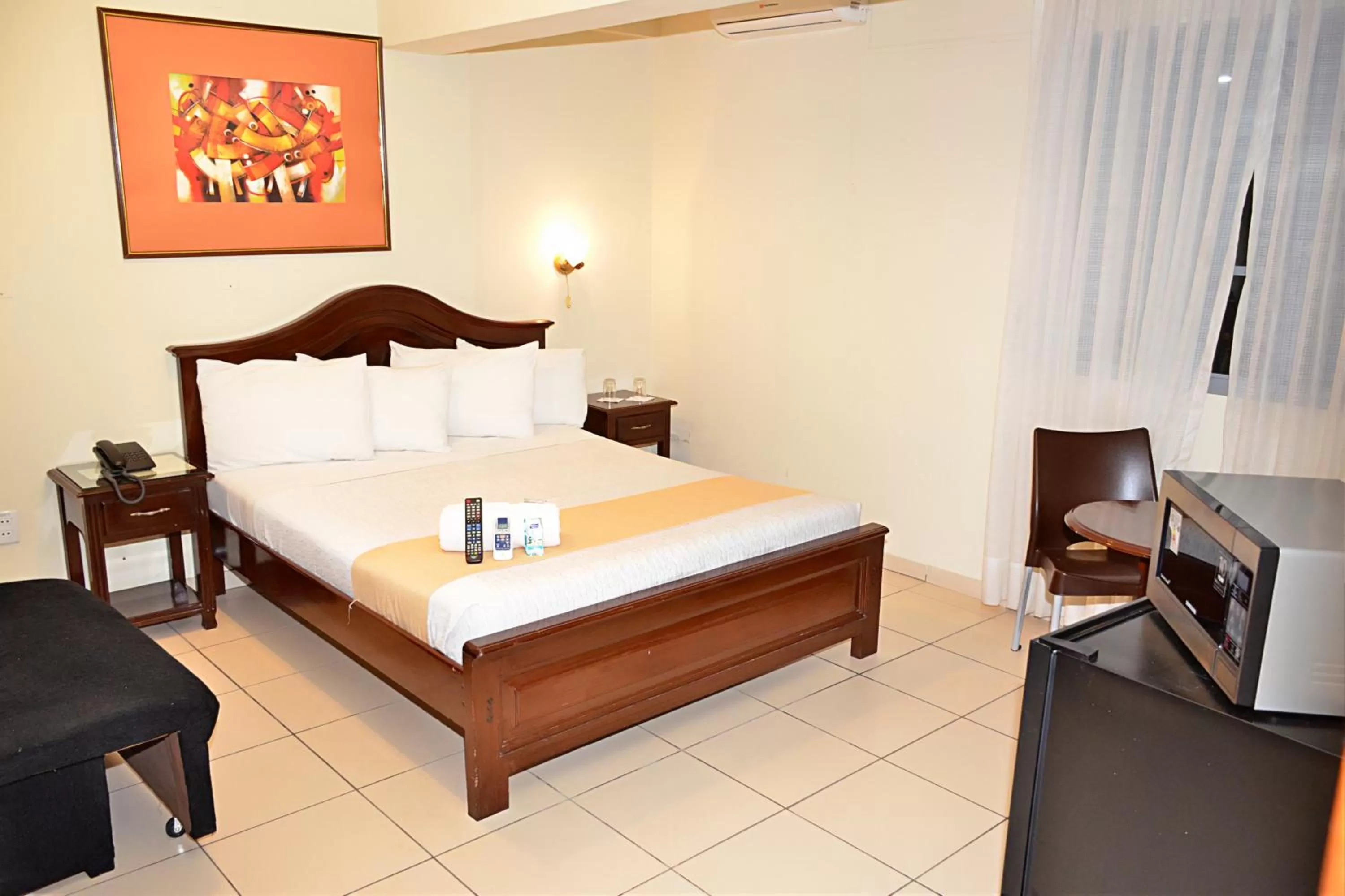 Bedroom, Bed in La Siesta Hotel