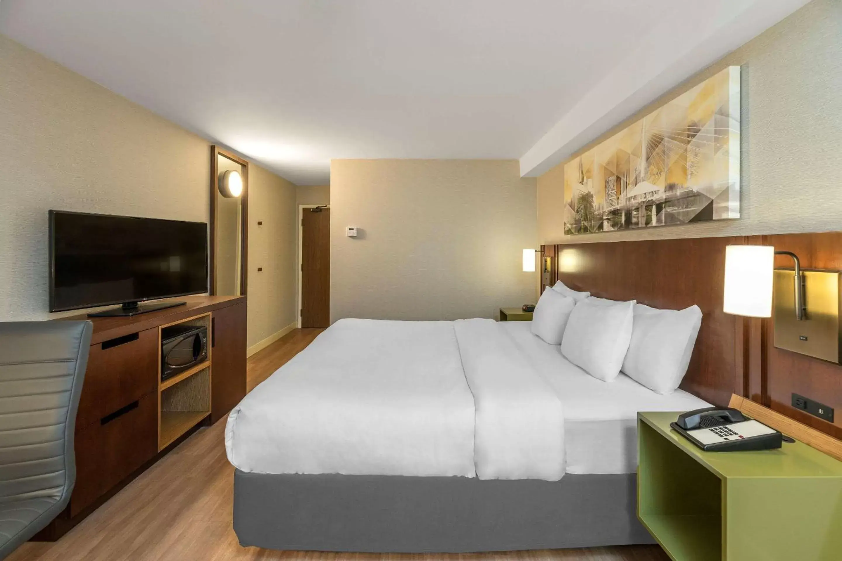 Photo of the whole room, Bed in Comfort Inn Brossard