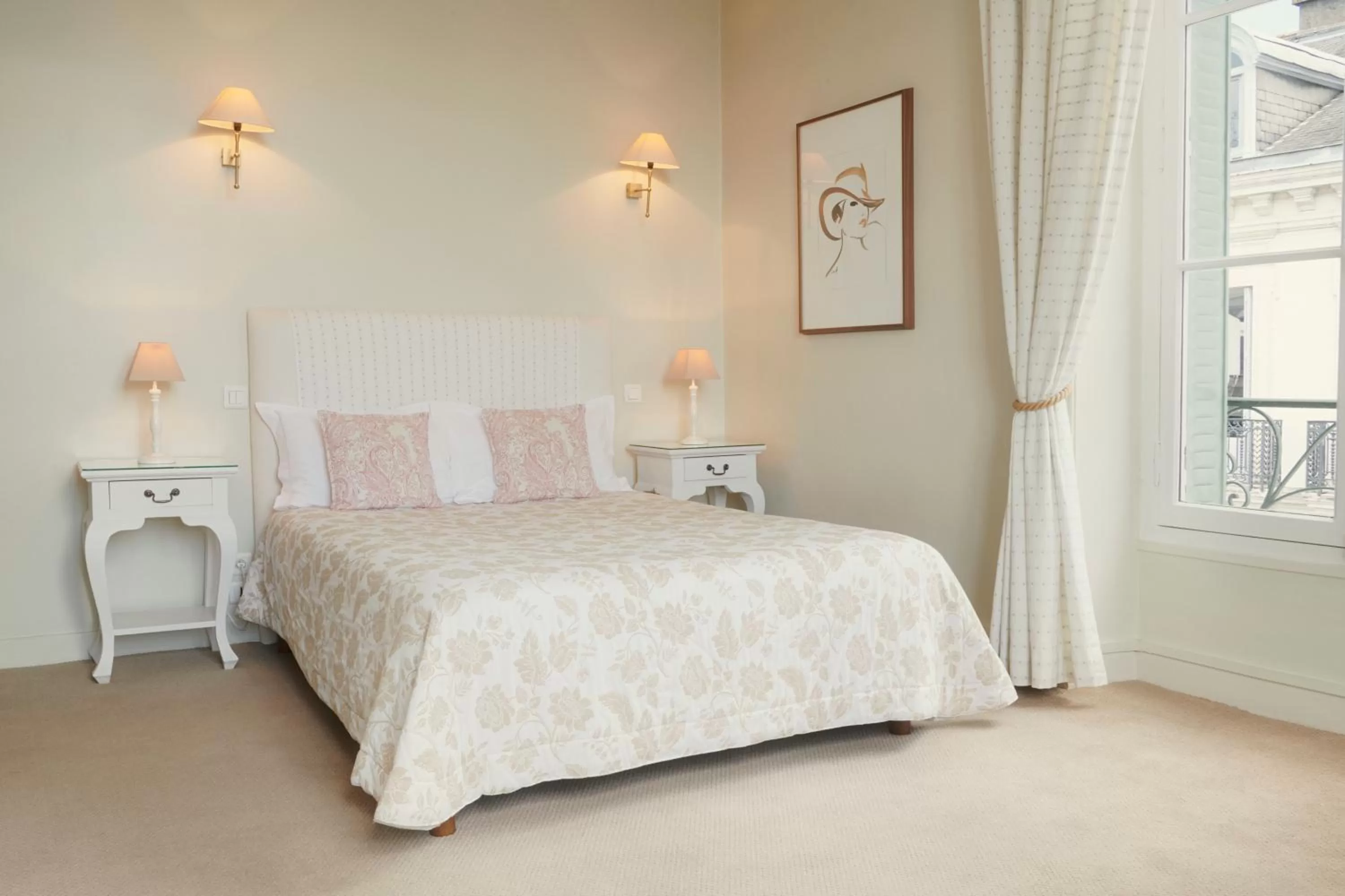 Bed in Hôtel Bristol Pau