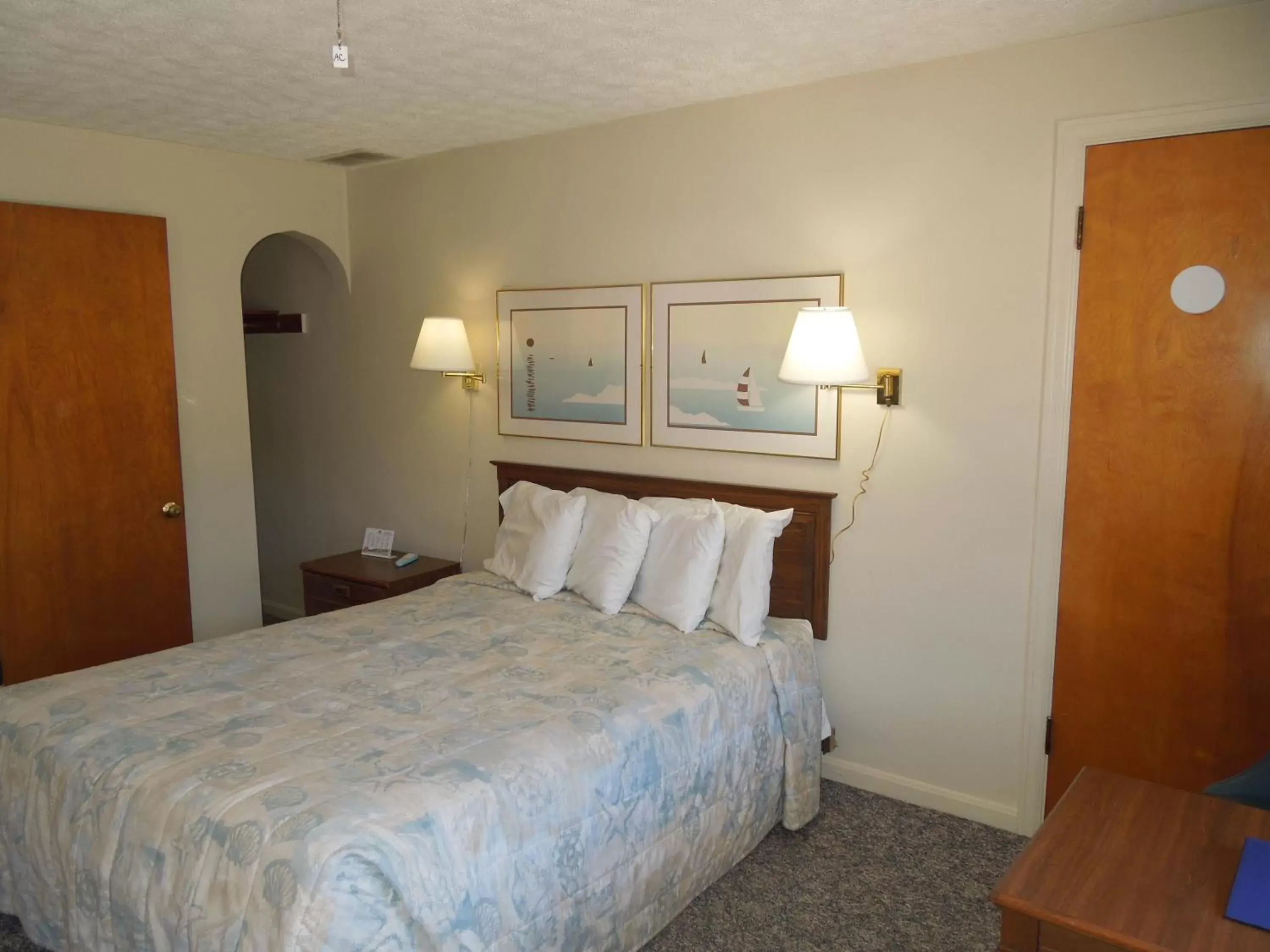 Photo of the whole room, Bed in Arlington Inn