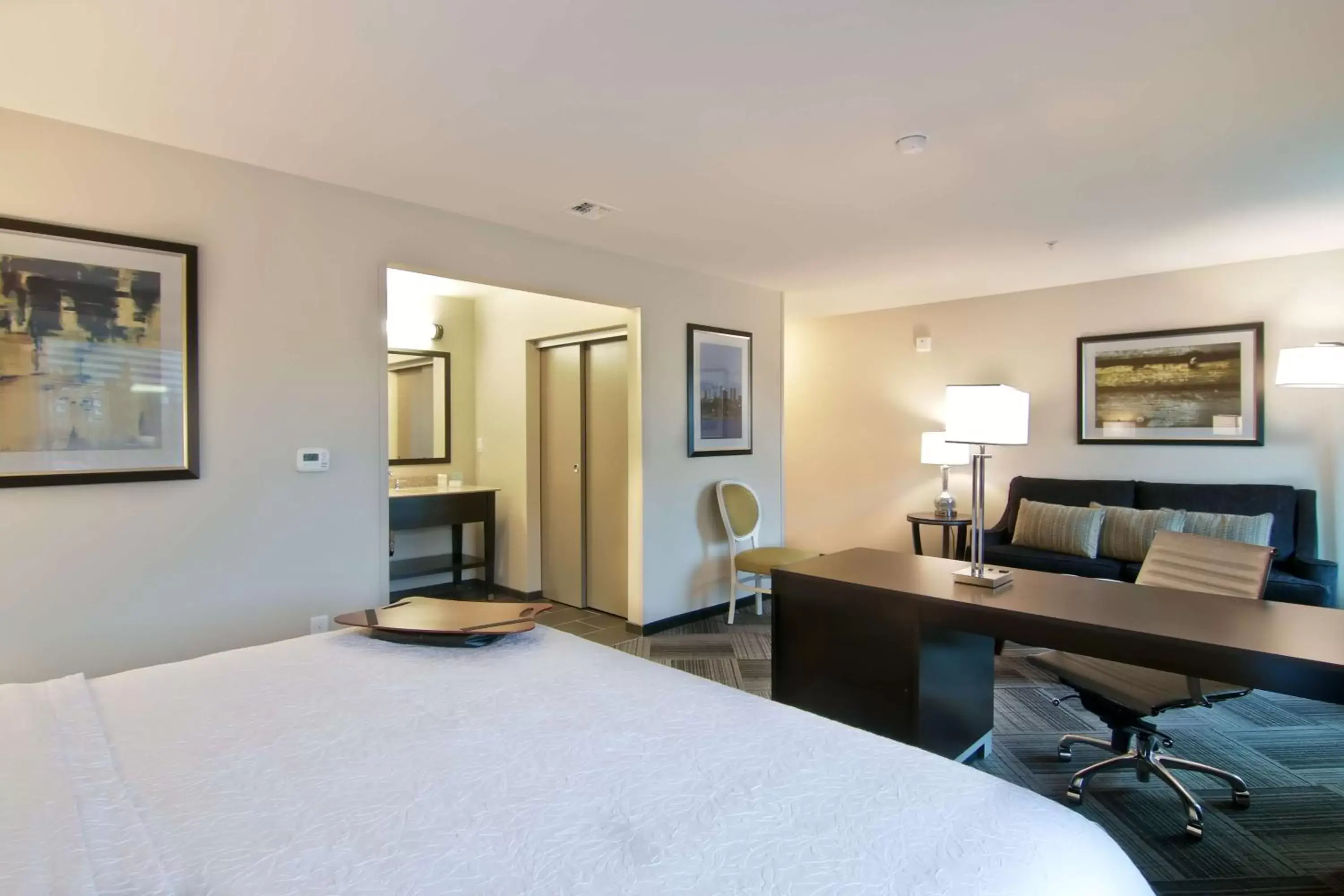Bed in Hampton Inn & Suites Bellevue Downtown/Seattle