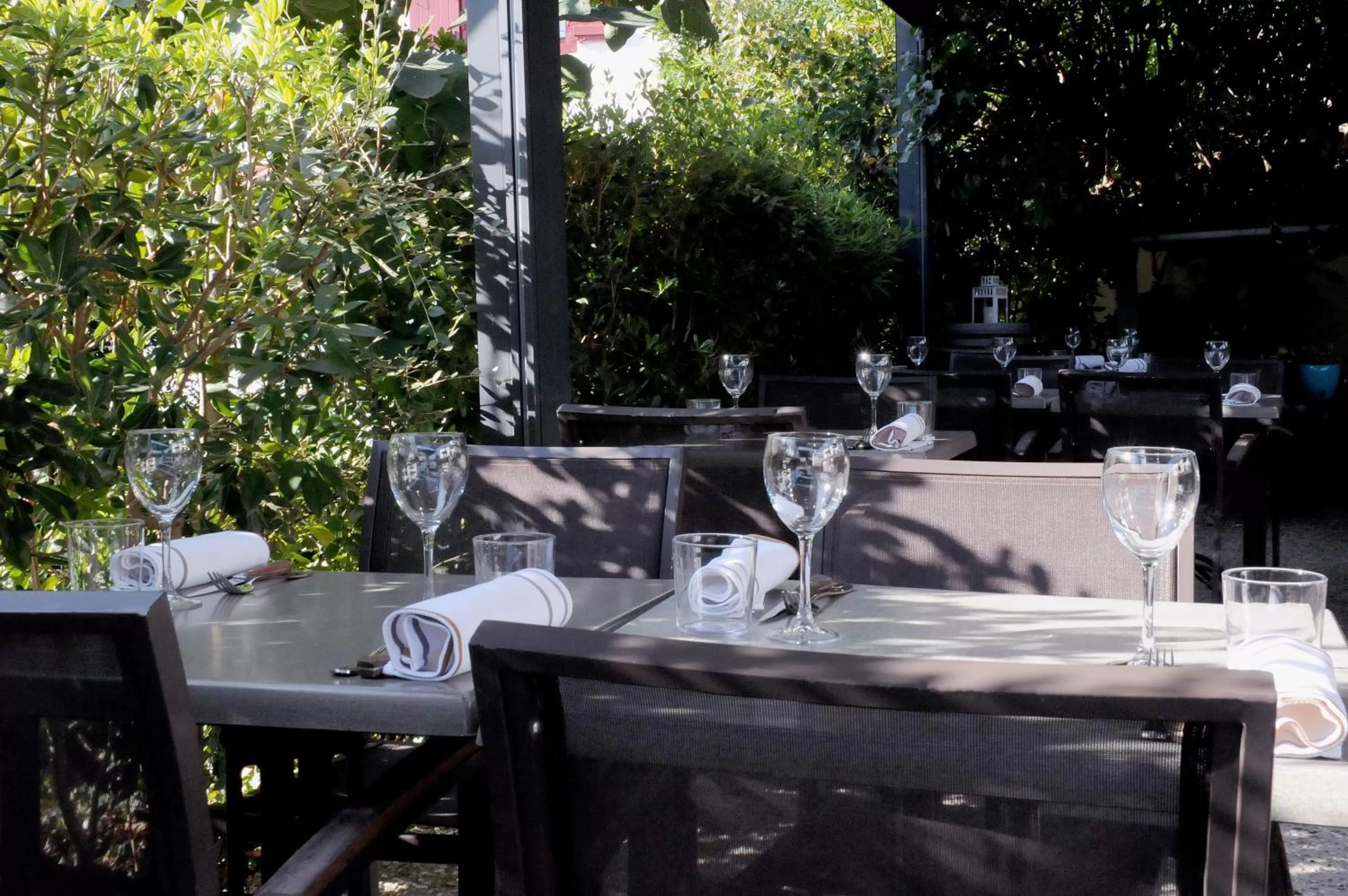 Patio in Logis Hôtel du Chêne
