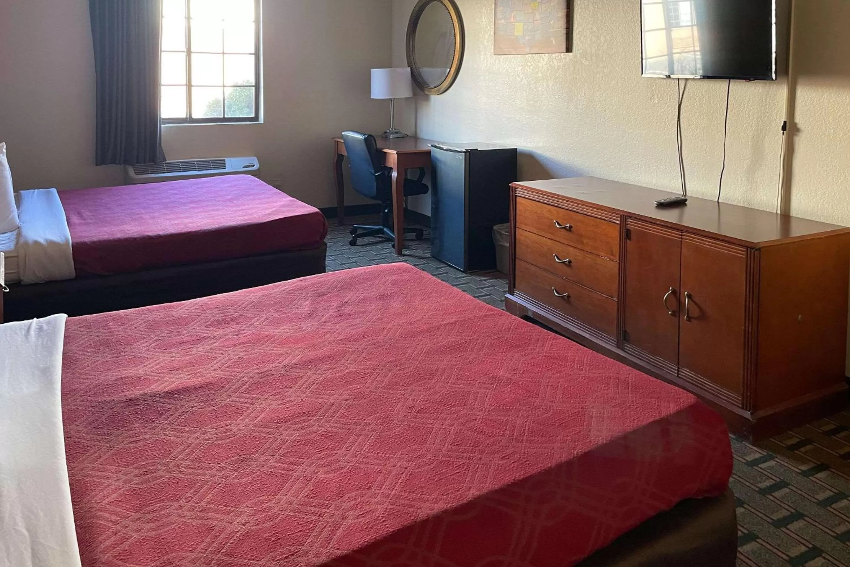 Bedroom, Bed in Econo Lodge