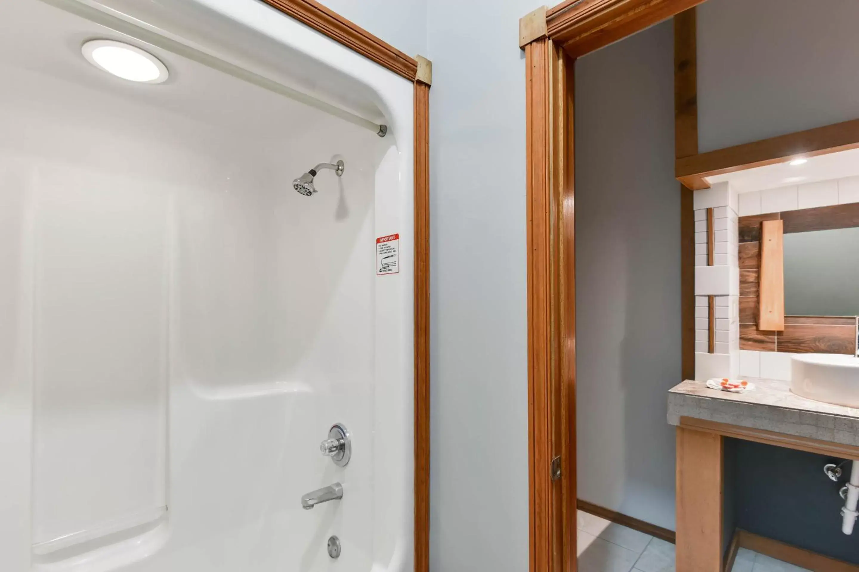 Shower, Bathroom in Casa Loma inn & Suites by OYO Davenport IA Near I-80