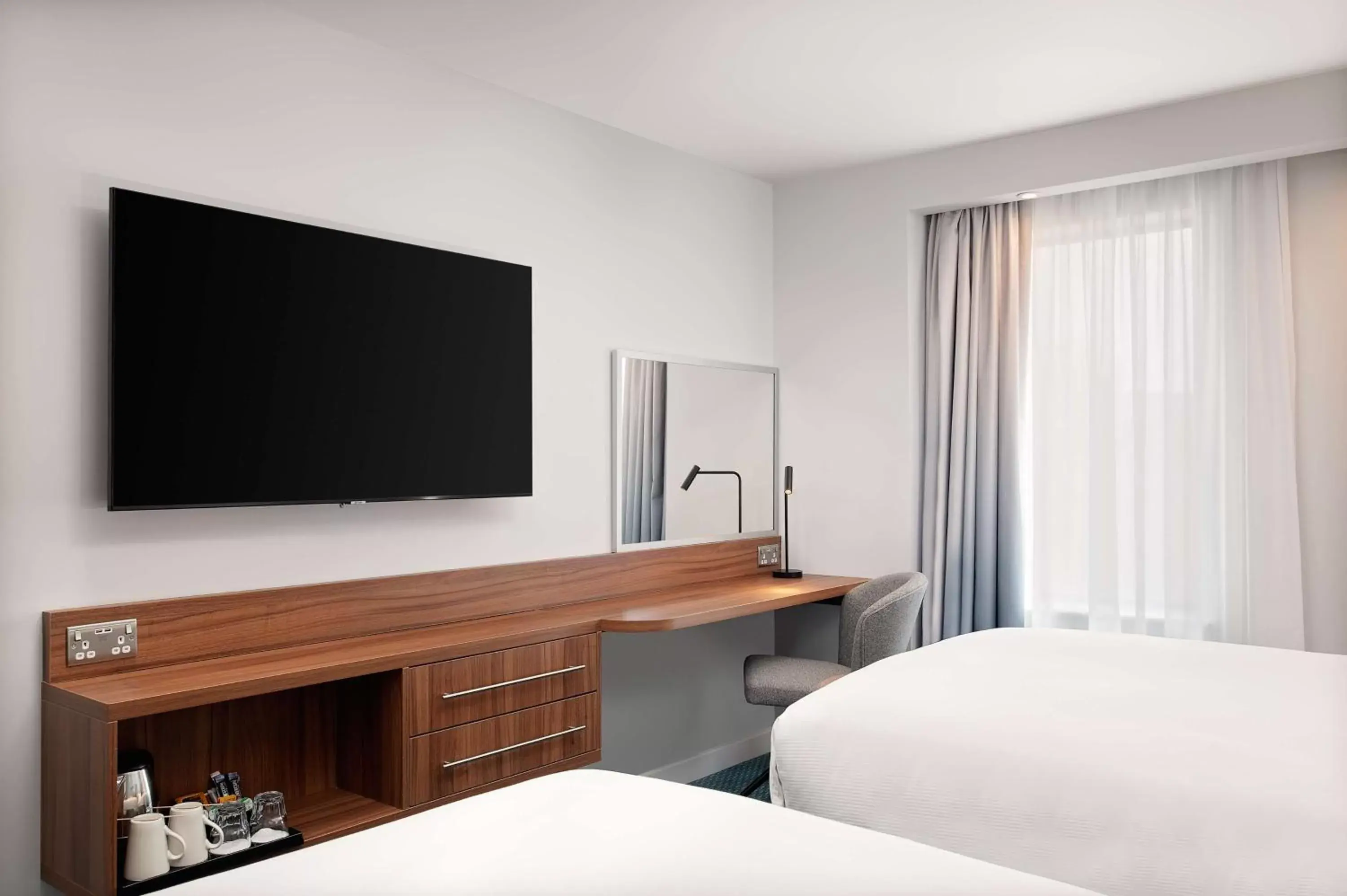 Bedroom, TV/Entertainment Center in Hampton by Hilton Canterbury