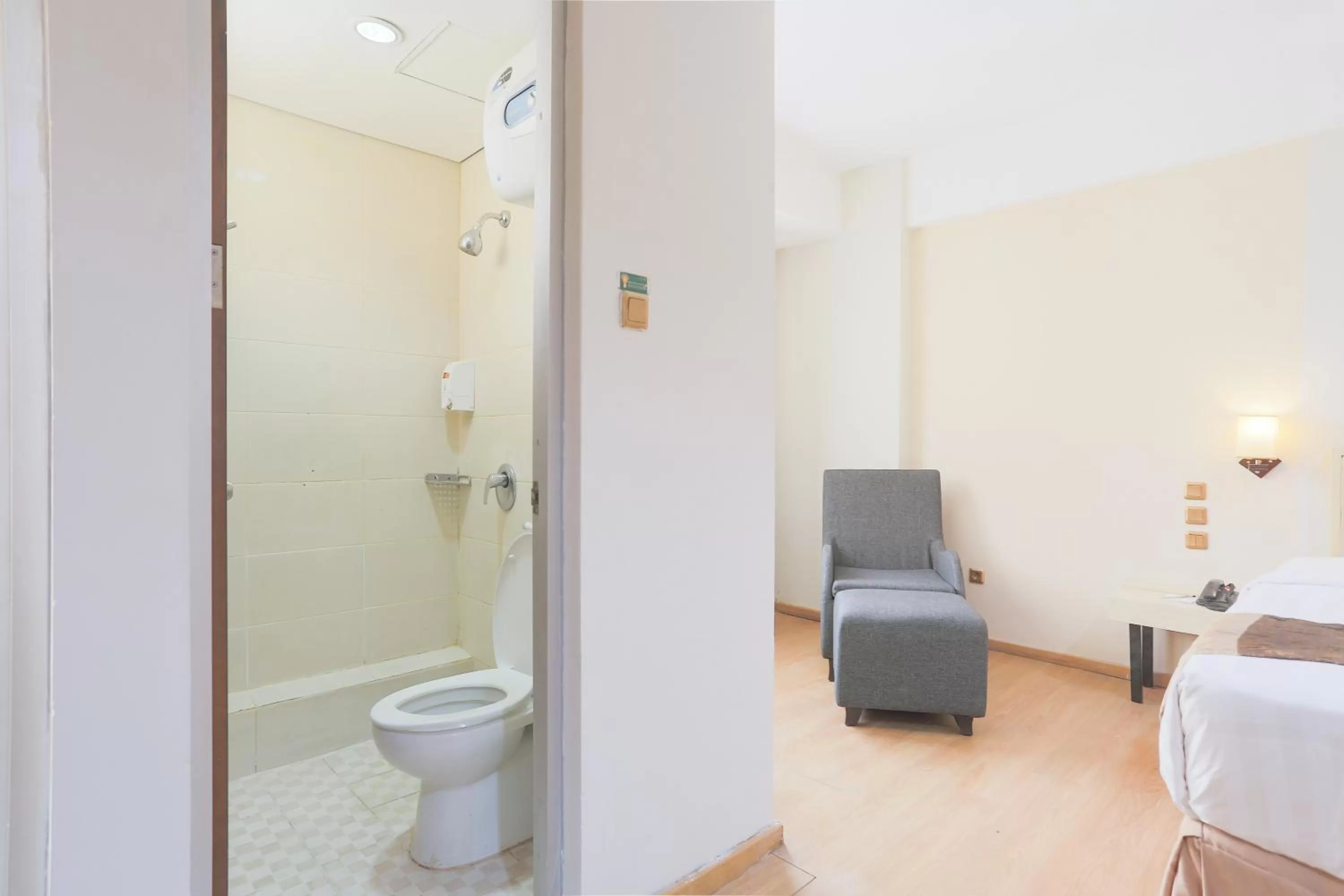 Bathroom, Bed in Hotel Gunawangsa Manyar