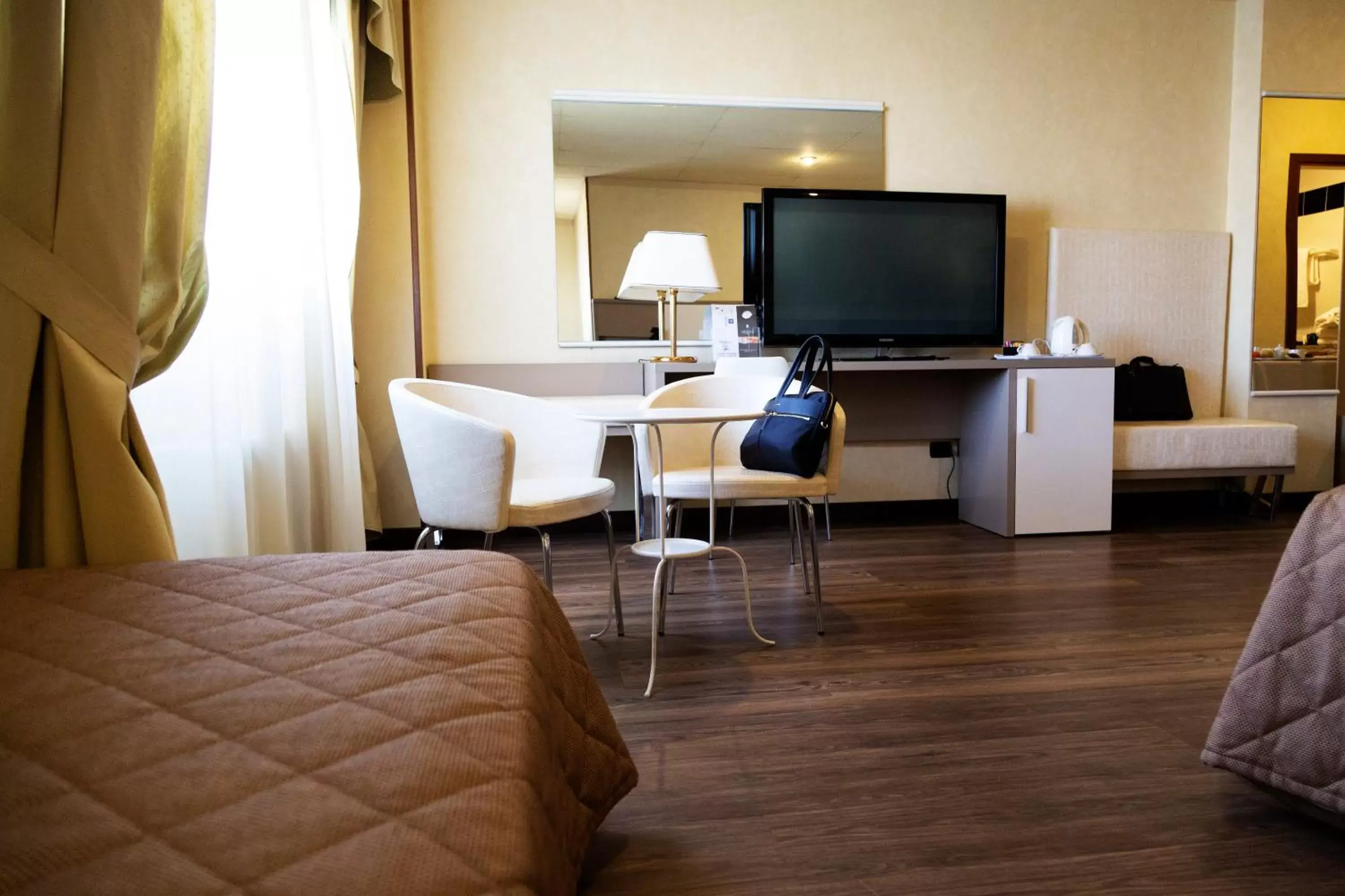 Living room, TV/Entertainment Center in iH Hotels Bologna Amadeus