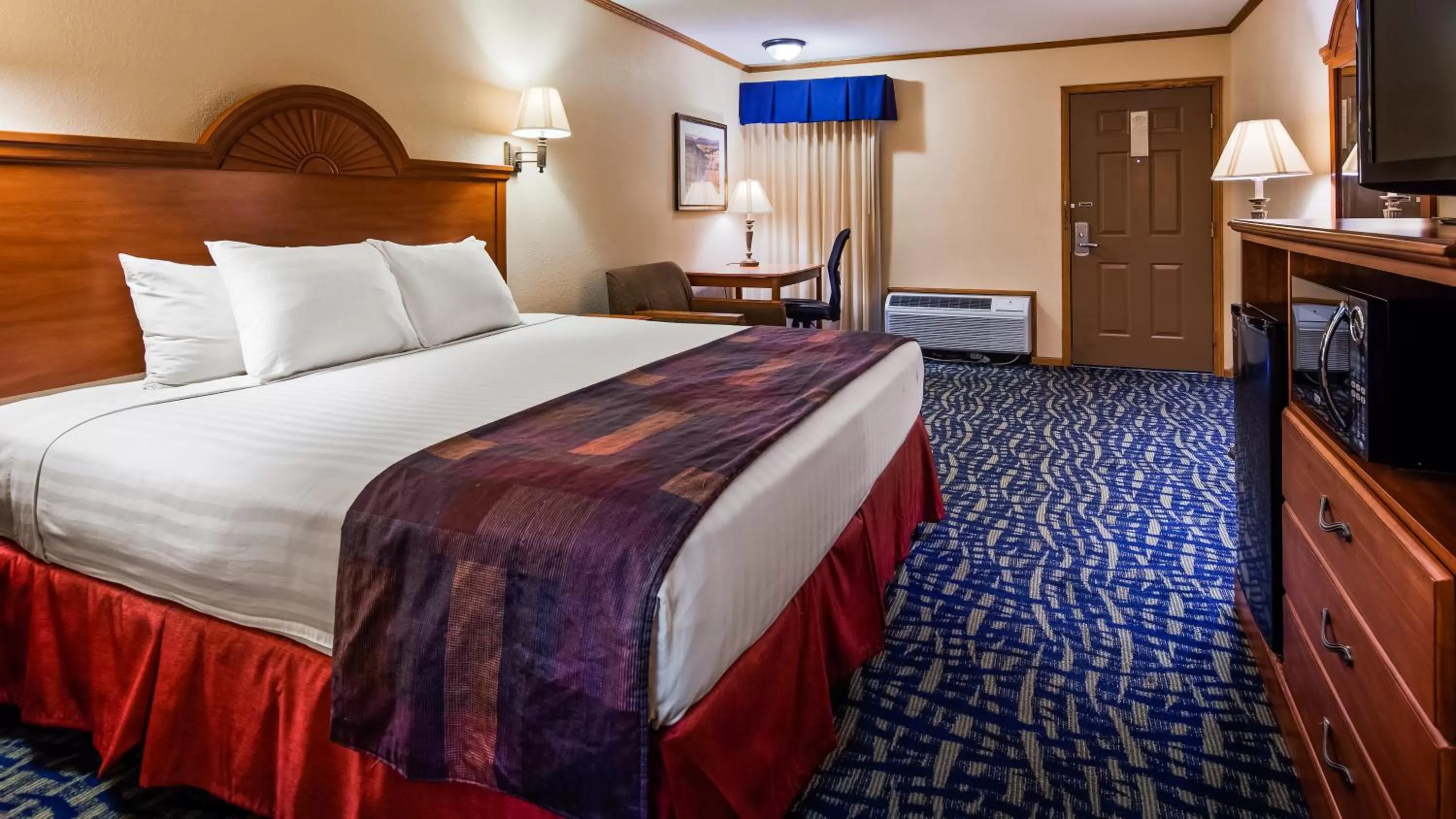King Room with Bathtub - Mobility Accessible in SureStay by Best Western Kansas City Country Inn North