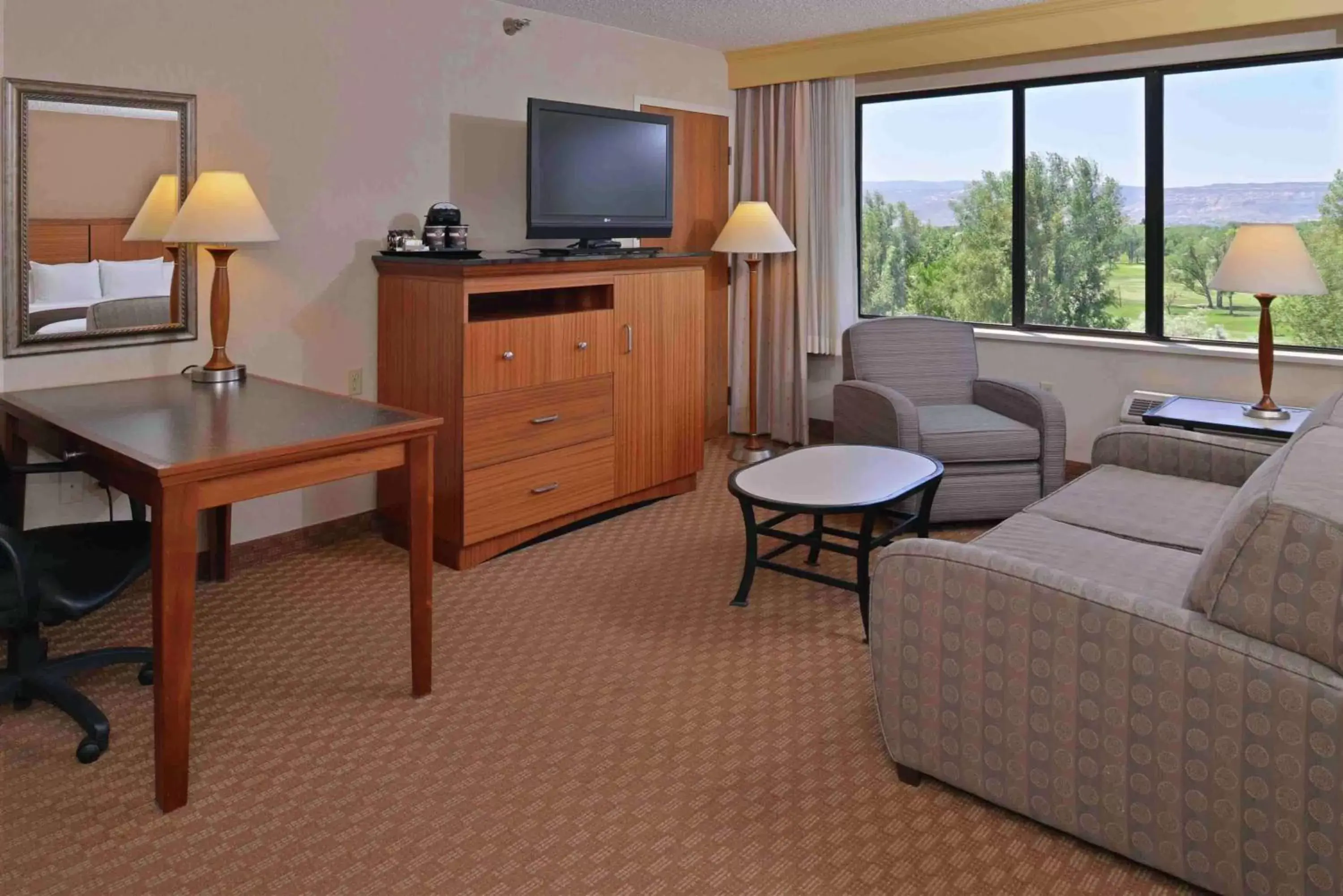 Bedroom, TV/Entertainment Center in DoubleTree by Hilton Grand Junction