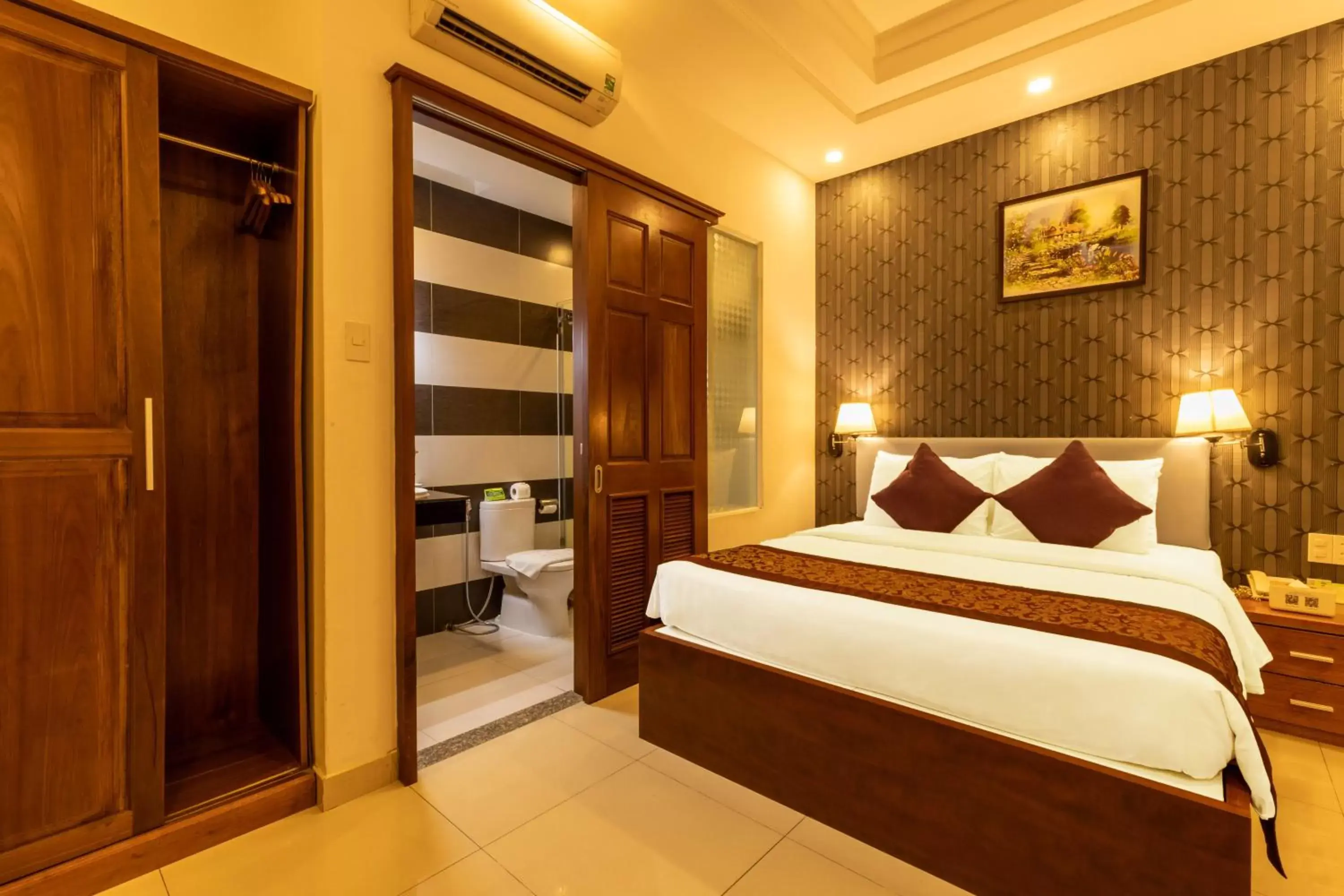 Photo of the whole room, Bed in Airport Saigon Hotel - Gần ẩm thực đêm chợ Phạm Văn Hai