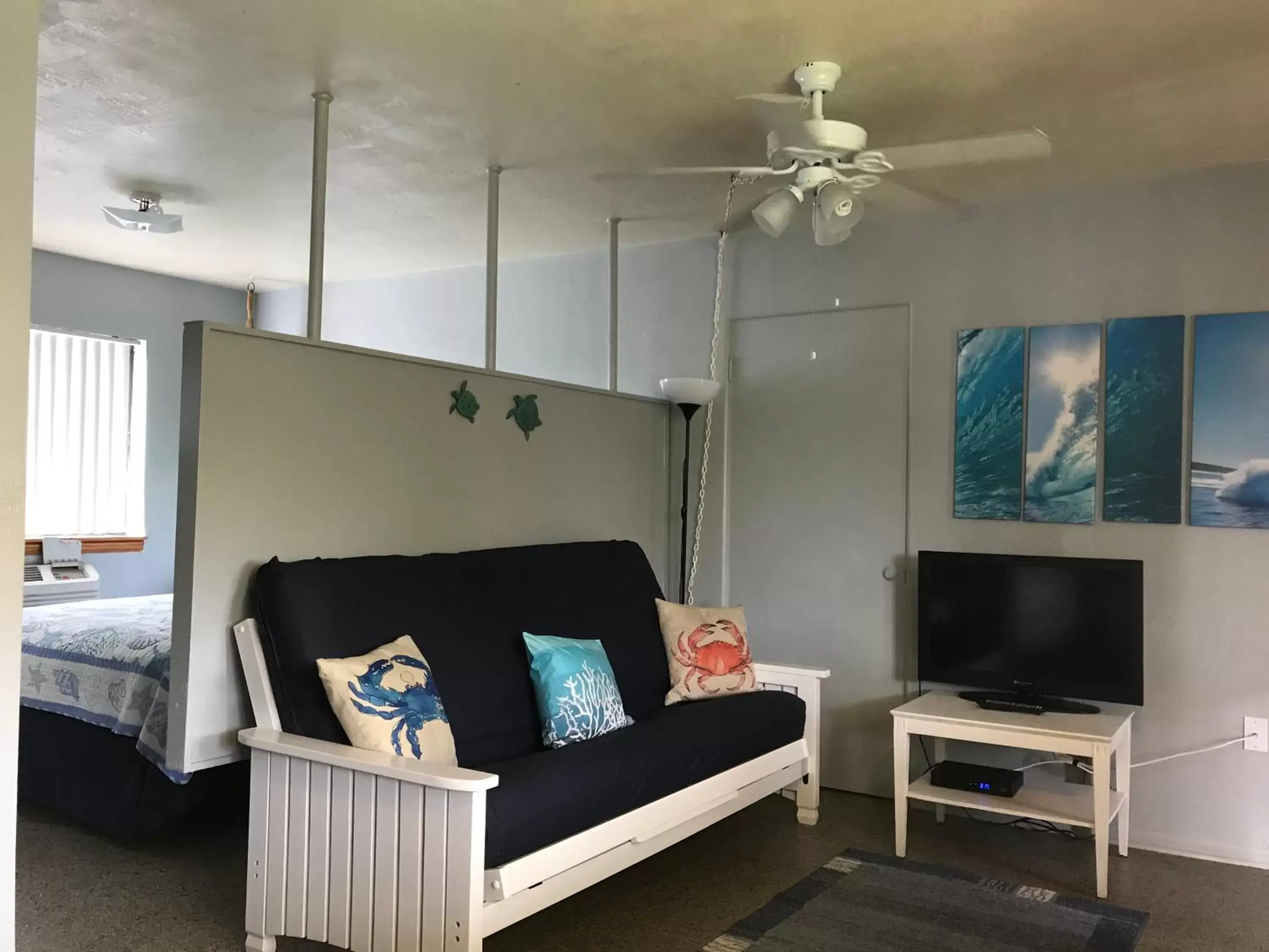 Bed, Seating Area in South Beach Inn - Cocoa Beach