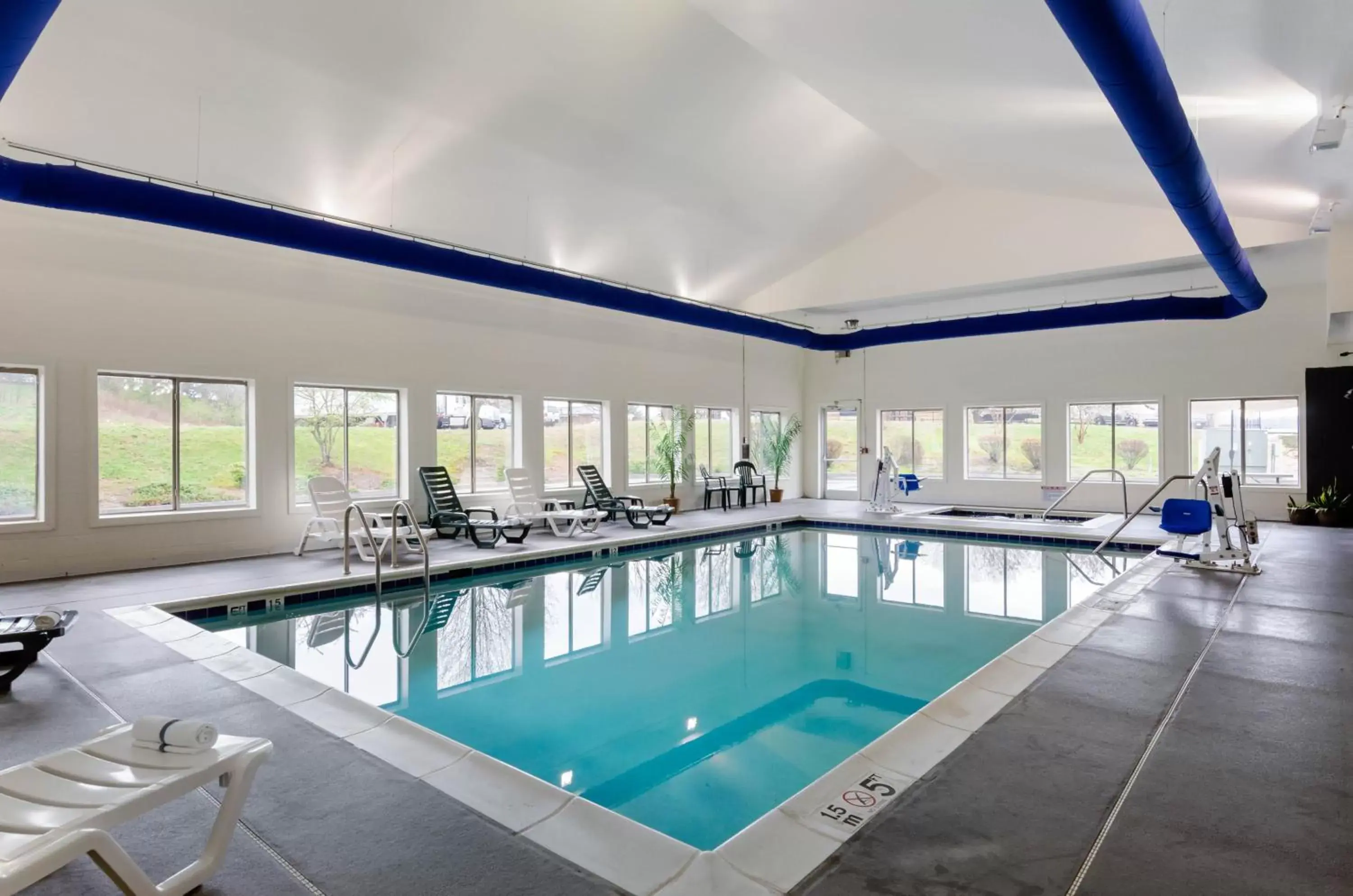 Swimming Pool in Comfort Suites Abingdon I-81