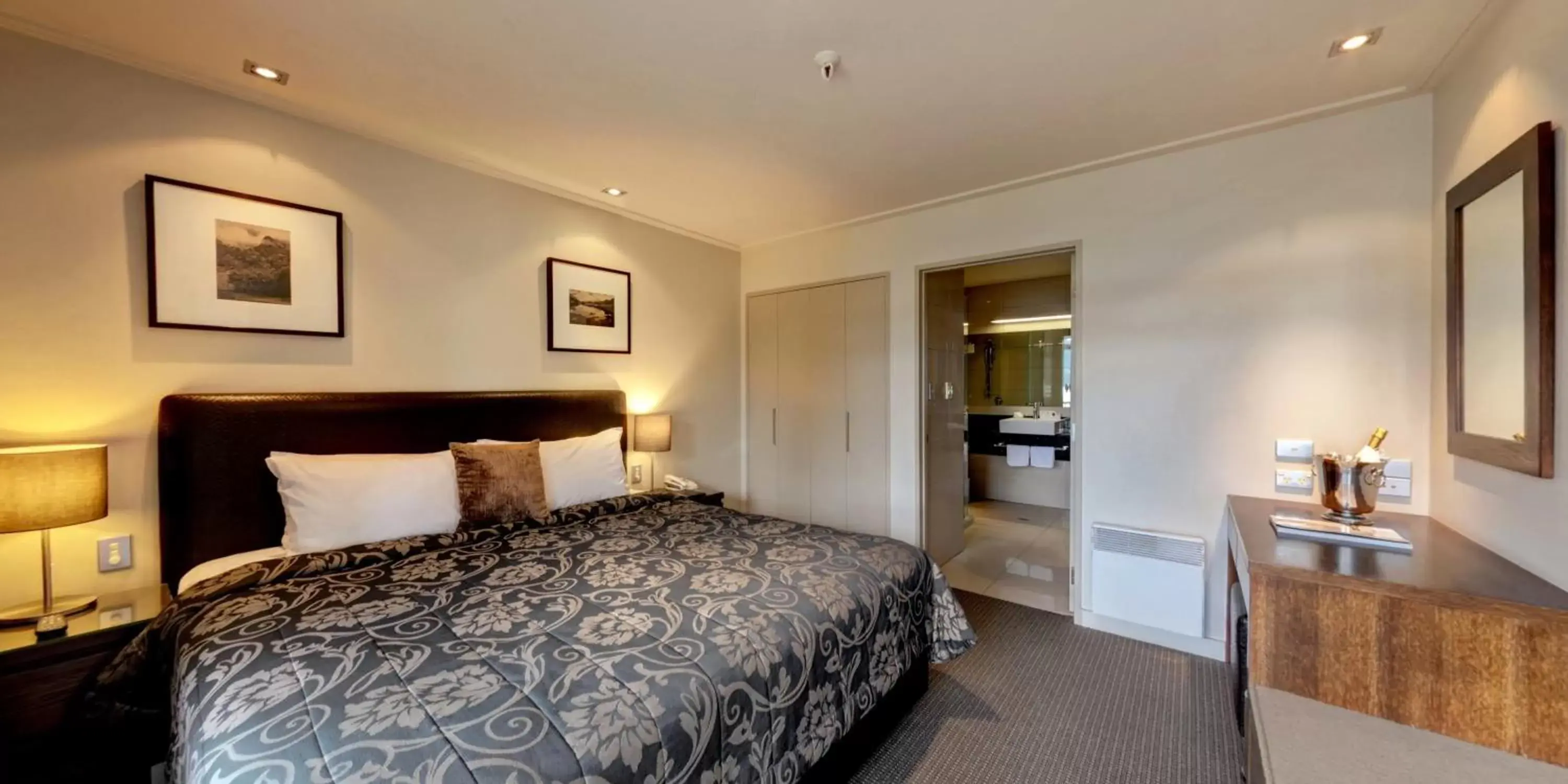 Bed in Distinction Te Anau Hotel & Villas