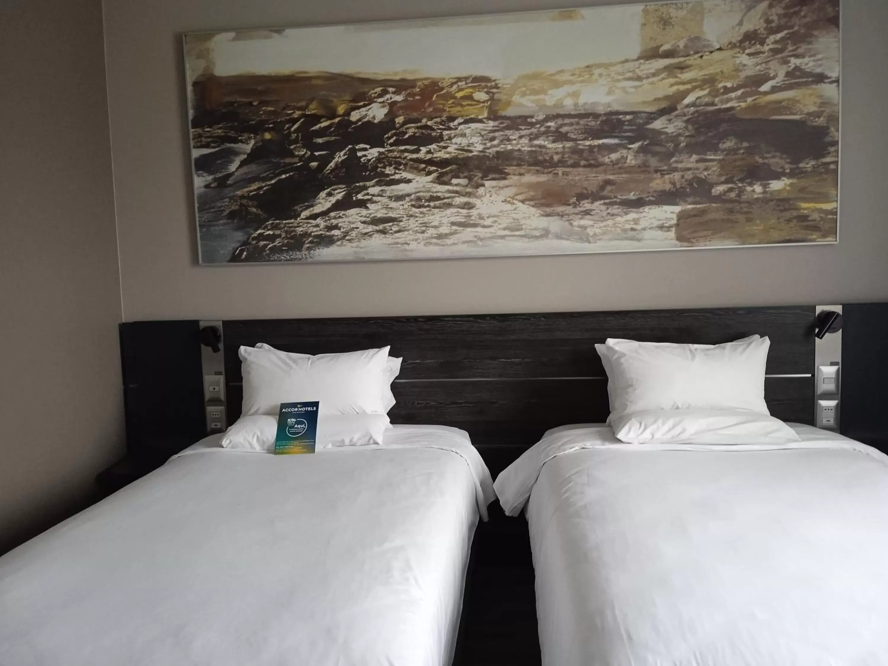 room service, Bed in Novotel Vina del Mar